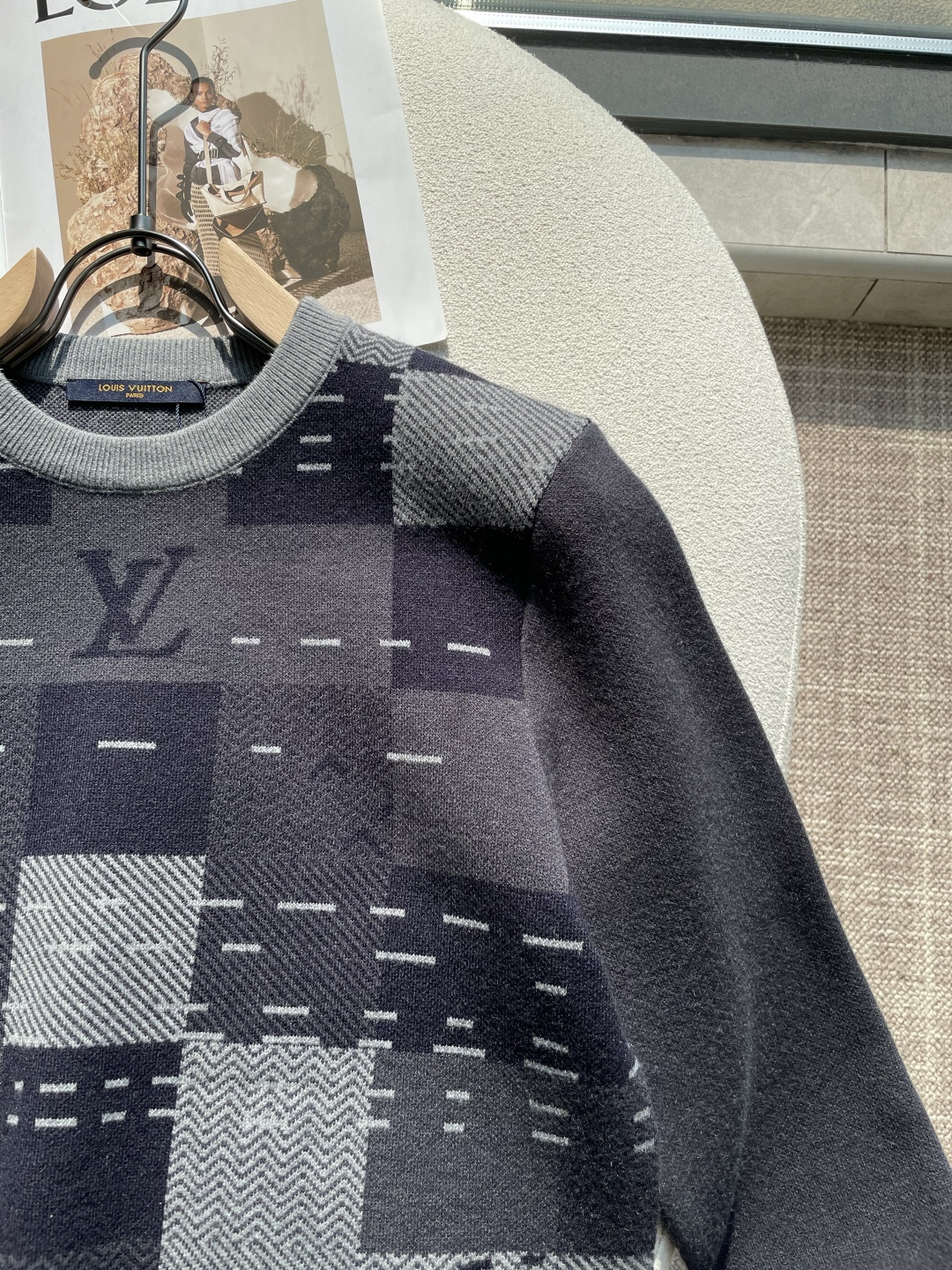 Lv 重磅推荐！aw秋冬新款 专柜同步 时尚经典针织衫 秋冬必备款 采用针织衫加厚毛衣，精致简洁大方 品牌元素点缀设计 