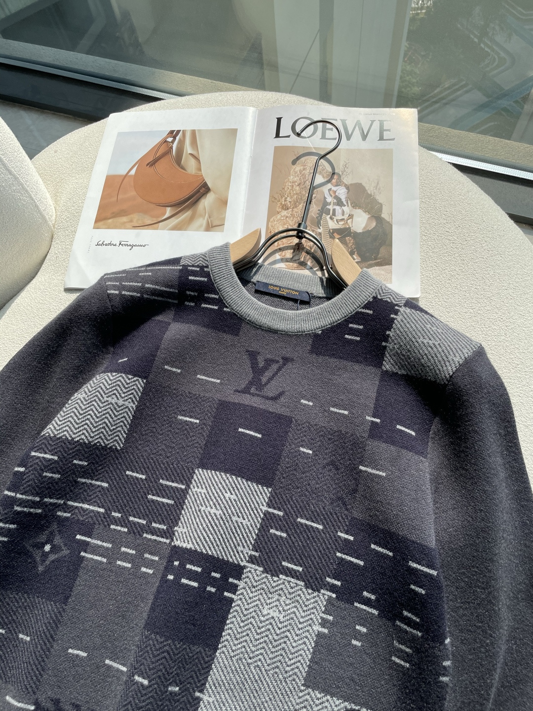 Lv 重磅推荐！aw秋冬新款 专柜同步 时尚经典针织衫 秋冬必备款 采用针织衫加厚毛衣，精致简洁大方 品牌元素点缀设计 