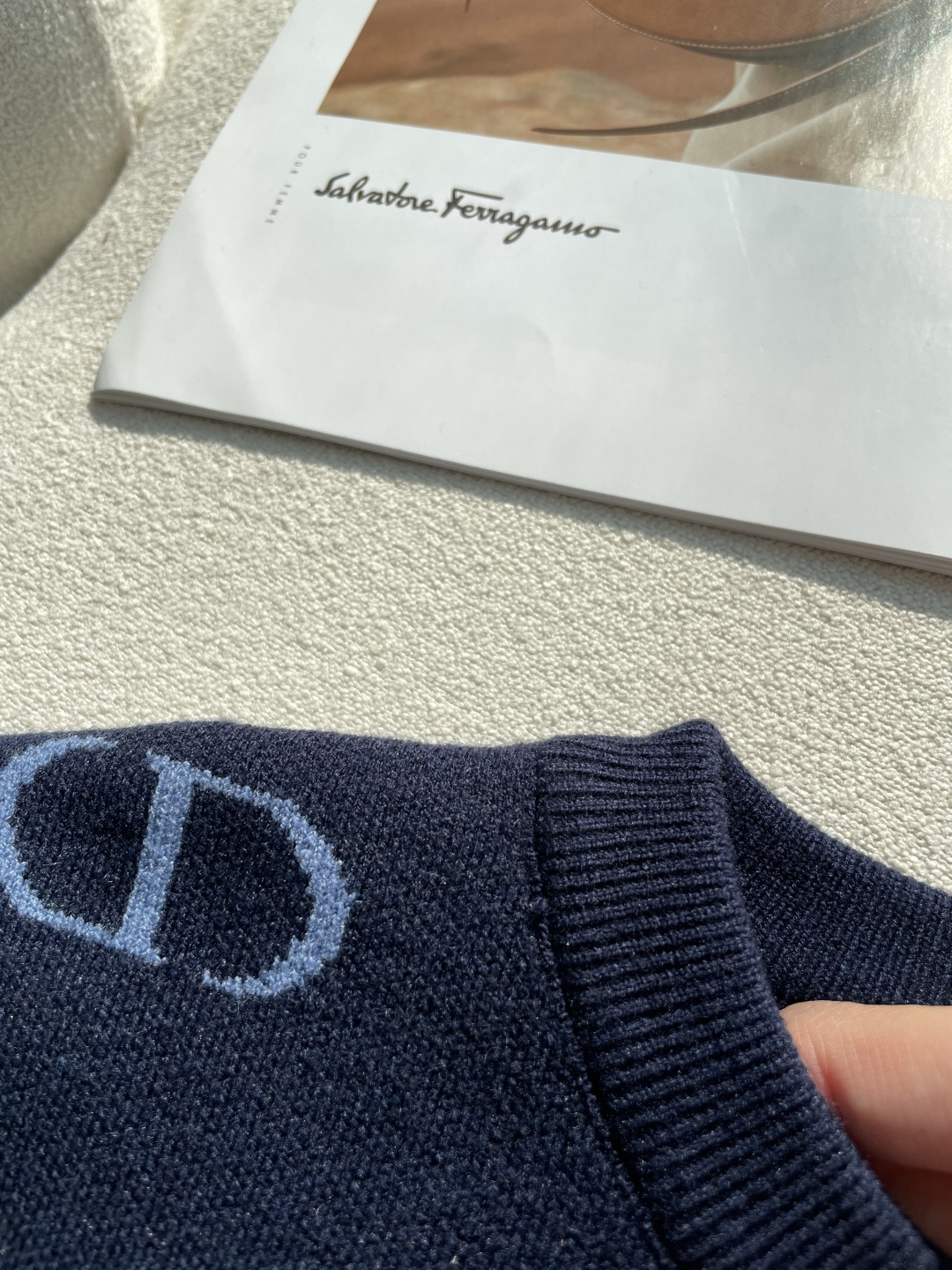 Dior 重磅推荐！aw秋冬新款 专柜同步 时尚经典针织衫 秋冬必备款 采用针织衫加厚毛衣，精致简洁大方 品牌元素点缀设