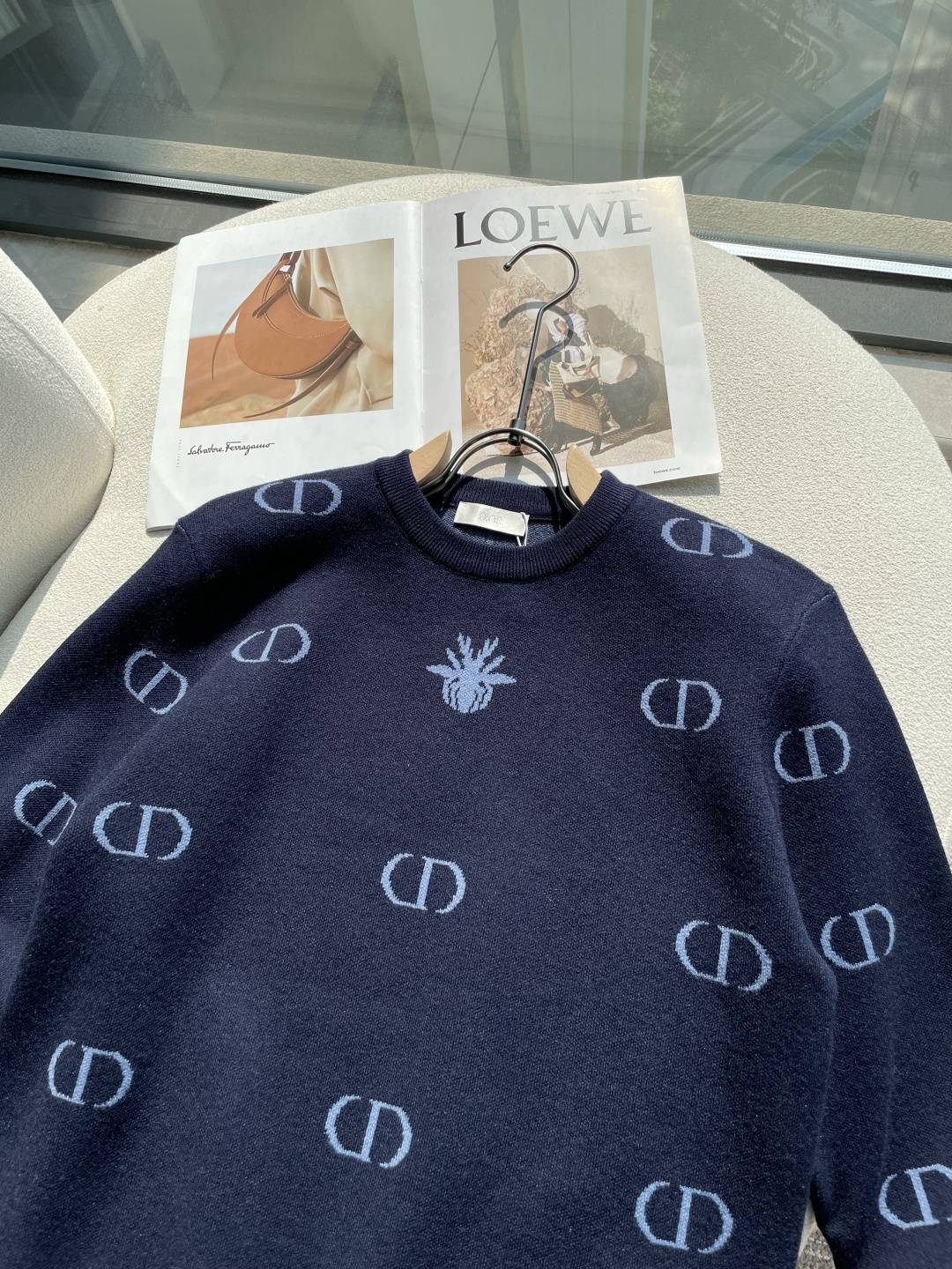 Dior 重磅推荐！aw秋冬新款 专柜同步 时尚经典针织衫 秋冬必备款 采用针织衫加厚毛衣，精致简洁大方 品牌元素点缀设