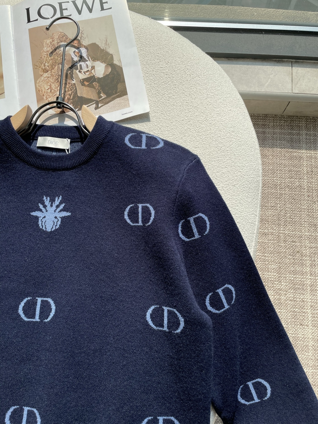 Dior 重磅推荐！aw秋冬新款 专柜同步 时尚经典针织衫 秋冬必备款 采用针织衫加厚毛衣，精致简洁大方 品牌元素点缀设