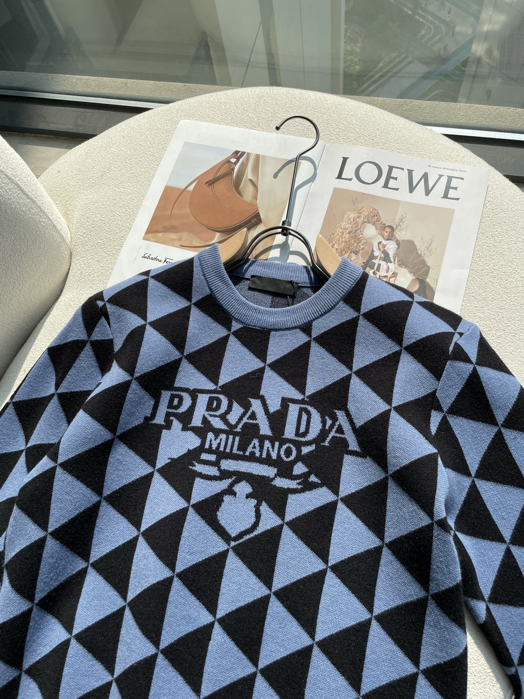 Prad 重磅推荐！aw秋冬新款 专柜同步 时尚经典针织衫 秋冬必备款 采用针织衫加厚毛衣，精致简洁大方 品牌元素点缀设