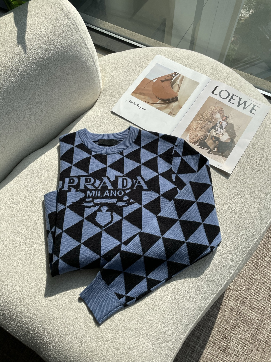 Prad 重磅推荐！aw秋冬新款 专柜同步 时尚经典针织衫 秋冬必备款 采用针织衫加厚毛衣，精致简洁大方 品牌元素点缀设