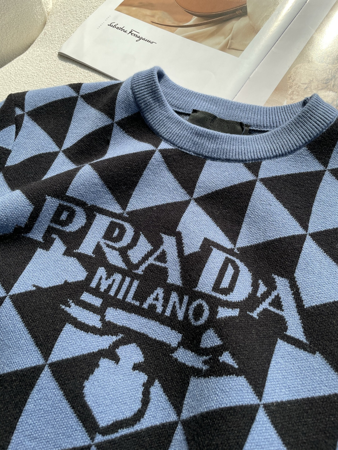 Prad 重磅推荐！aw秋冬新款 专柜同步 时尚经典针织衫 秋冬必备款 采用针织衫加厚毛衣，精致简洁大方 品牌元素点缀设