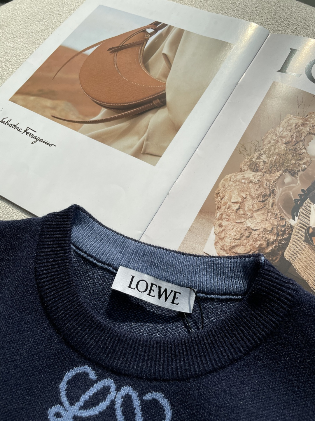Loewe 重磅推荐！aw秋冬新款 专柜同步 时尚经典针织衫 秋冬必备款 采用针织衫加厚毛衣，精致简洁大方 品牌元素点缀