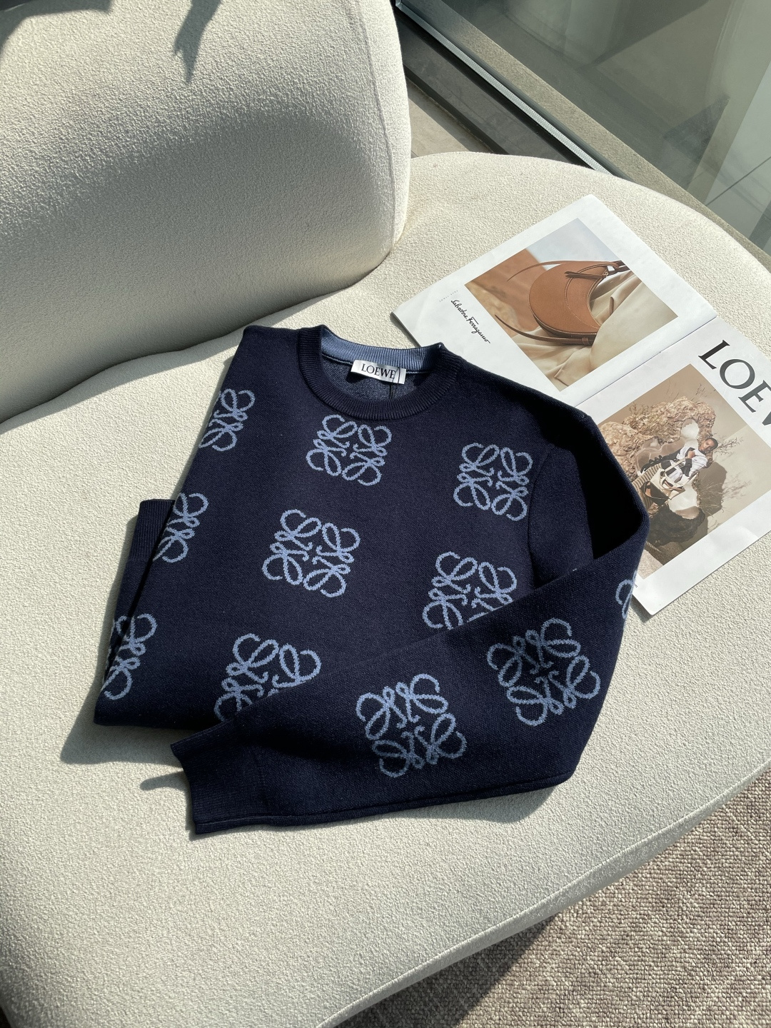 Loewe 重磅推荐！aw秋冬新款 专柜同步 时尚经典针织衫 秋冬必备款 采用针织衫加厚毛衣，精致简洁大方 品牌元素点缀