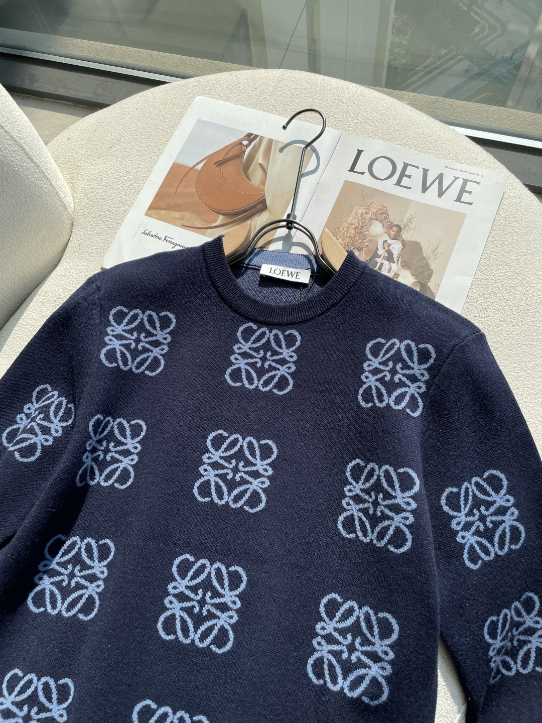 Loewe 重磅推荐！aw秋冬新款 专柜同步 时尚经典针织衫 秋冬必备款 采用针织衫加厚毛衣，精致简洁大方 品牌元素点缀