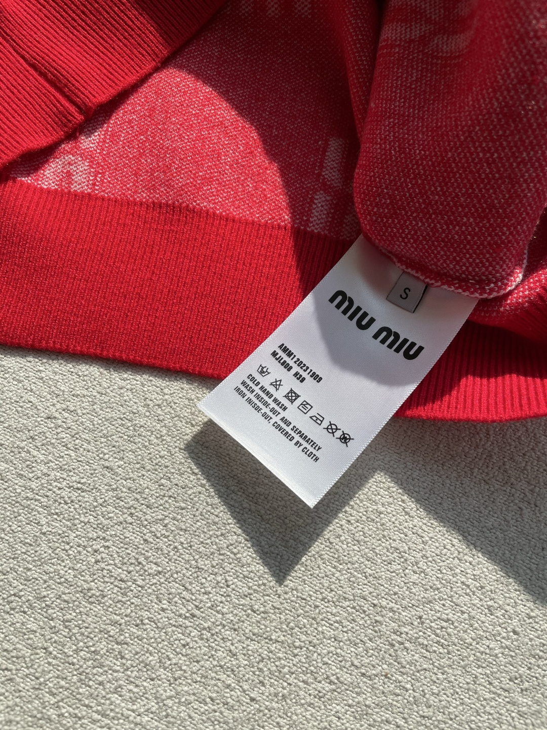 miumiu 重磅推荐！aw秋冬新款 专柜同步 时尚经典针织衫 秋冬必备款 采用针织衫加厚毛衣，精致简洁大方 品牌元素点