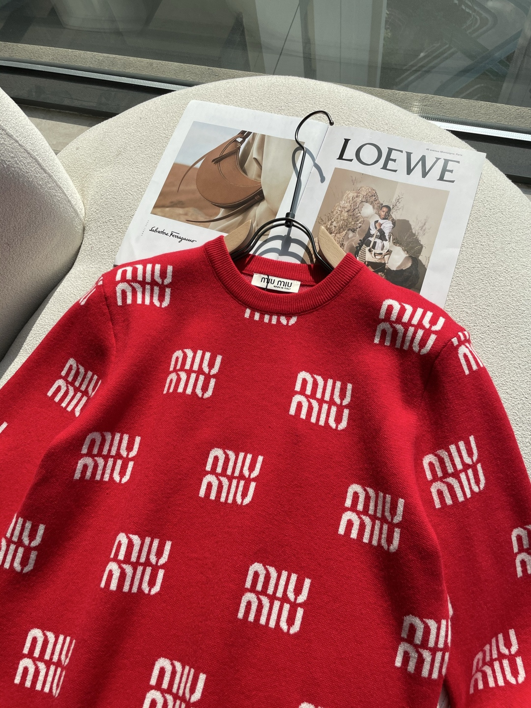 miumiu 重磅推荐！aw秋冬新款 专柜同步 时尚经典针织衫 秋冬必备款 采用针织衫加厚毛衣，精致简洁大方 品牌元素点
