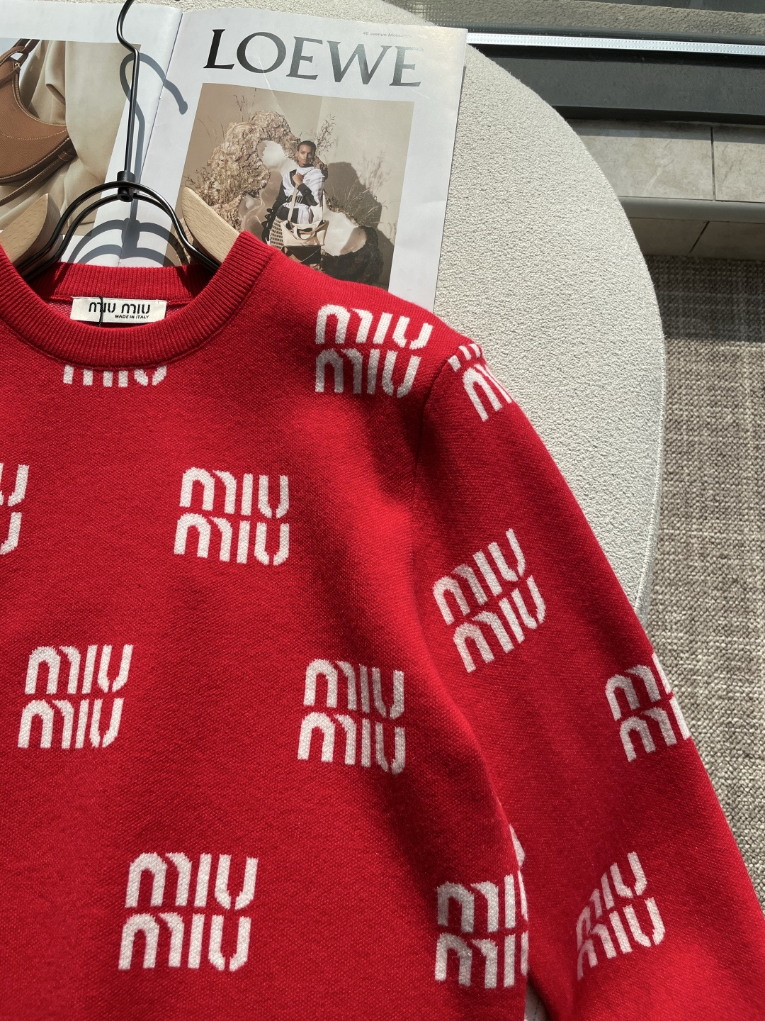 miumiu 重磅推荐！aw秋冬新款 专柜同步 时尚经典针织衫 秋冬必备款 采用针织衫加厚毛衣，精致简洁大方 品牌元素点