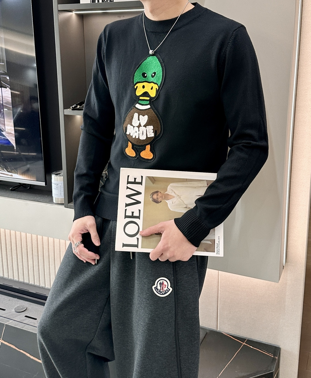 NO:692143,LV highly recommended!  2025aw autumn and winter new styles, synchronized with counters, fashionable classic sweaters, must-have items for autumn and winter, using thickened sweaters, exquisite, simple and elegant, brand element embellishment design, not too complicated craftsmanship, playing with the fusion of design and materials, simple European style, a must-have artifact for autumn and winter!  Size M-XXXL,,louis vuitton,sweaters,19860909LV 重磅推荐！2025aw秋冬新款 专柜同步 时尚经典针织衫 秋冬必备款 采用针织衫加厚毛衣,精致简洁大方 品牌元素点缀设计 没有过多复杂的工艺 玩的就是设计与材质的融合 简约的欧风 秋冬季必备神器！尺码M-XXXL,,louis vuitton,sweaters,,Men's clothing