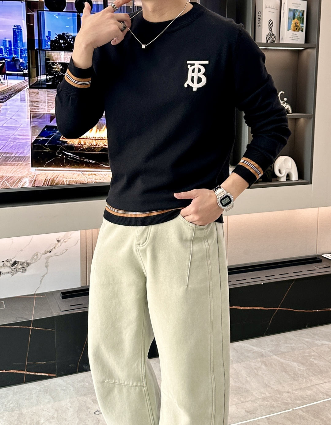 NO:692151,BUR highly recommended!  2025aw autumn and winter new styles, synchronized with counters, fashionable classic sweaters, must-have items for autumn and winter, using thickened sweaters, exquisite, simple and elegant, brand element embellishment design, not too complicated craftsmanship, playing with the fusion of design and materials, simple European style, a must-have artifact for autumn and winter!  Size M-XXXL,,burberry,sweaters,19860909BUR 重磅推荐！2025aw秋冬新款 专柜同步 时尚经典针织衫 秋冬必备款 采用针织衫加厚毛衣,精致简洁大方 品牌元素点缀设计 没有过多复杂的工艺 玩的就是设计与材质的融合 简约的欧风 秋冬季必备神器！尺码M-XXXL,,burberry,sweaters,,Men's clothing