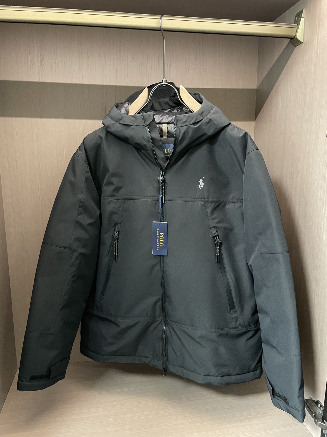 NO:692158,Ralph Lauren Trading Company Order!  2025ss autumn and winter new products, official website synchronization, super stylish, simple and comfortable down jacket customized with the highest grade 90 white duck down anti-drilling fabric, excellent fluffiness, full filling, light and not weighing down, fashionable and simple, very suitable for sweatshirts and sweaters, high stand collar, windproof and warm design. Original imported hardware button bag, original fabric, warm and stylish, cold-proof and warm, three-label accessories and complete details... If you have a big product, seize the opportunity with heart.  Sizes S-XL (discounted),,hoodie,sweatshirts,sweaters,down jacket,19860909拉夫劳伦 贸易公司订单！2025ss秋冬新品 官网同步 超有型 简洁舒适的羽绒服定制最高等90白鸭绒防钻绒面料、蓬松度极好,填充物饱满,轻便不压身,时尚简约,内搭卫衣、毛衣都非常合适,高立领防风保暖设计.原版进口五金纽扣袋,原版面料,保暖有型、御寒保暖、三标辅料细节齐全……大货就有心的把握机会吧. 尺码S-XL (让利款）,,hoodie,sweatshirts,sweaters,down jacket,,Men's clothing