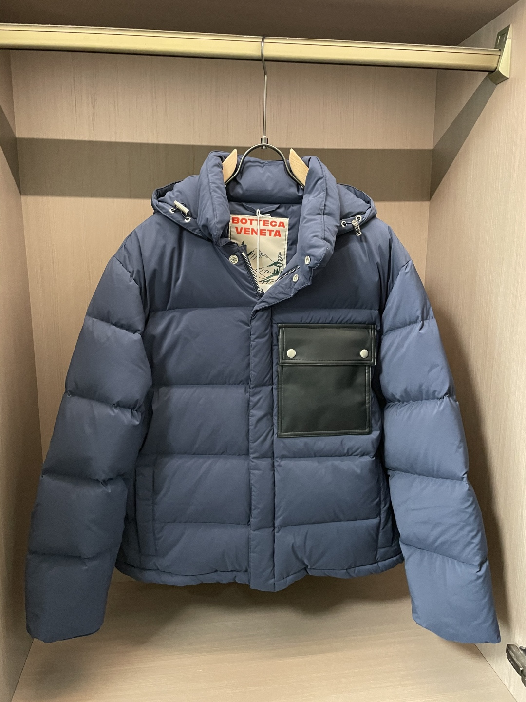 NO:692163,BV trading company order!  2025ss autumn and winter new products, official website synchronization, super stylish, simple and comfortable down jacket customized with the highest grade 90 white duck down anti-drilling fabric, excellent fluffiness, full filling, light and not weighing down, fashionable and simple, very suitable for sweatshirts and sweaters, high stand collar, windproof and warm design. Original imported hardware button bag, original fabric, warm and stylish, cold-proof and warm, three-label accessories and complete details... If you have a big product, seize the opportunity with heart.  Sizes S-XL (discounted),,bottega veneta,hoodie,sweatshirts,sweaters,down jacket,19860909BV 贸易公司订单！2025ss秋冬新品 官网同步 超有型 简洁舒适的羽绒服定制最高等90白鸭绒防钻绒面料、蓬松度极好,填充物饱满,轻便不压身,时尚简约,内搭卫衣、毛衣都非常合适,高立领防风保暖设计.原版进口五金纽扣袋,原版面料,保暖有型、御寒保暖、三标辅料细节齐全……大货就有心的把握机会吧. 尺码S-XL (让利款）,,bottega veneta,hoodie,sweatshirts,sweaters,down jacket,,Men's clothing