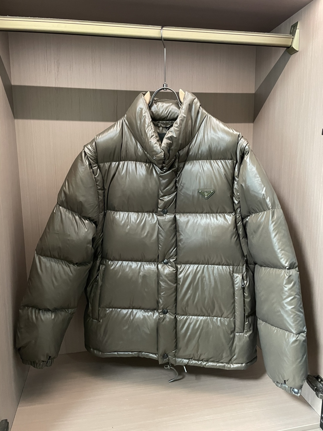 NO:692127,Prad Trading Company Order!  2025ss autumn and winter new products, official website synchronization, super stylish, simple and comfortable down jacket customized with the highest grade 90 white duck down anti-drilling fabric, excellent fluffiness, full filling, light and not weighing down, fashionable and simple, very suitable for sweatshirts and sweaters, high stand collar, windproof and warm design. Original imported hardware button bag, original fabric, warm and stylish, cold-proof and warm, three-label accessories and complete details... If you have a big product, seize the opportunity with heart.  Sizes S-XL (for profit), prada, hoodie, sweatshirts, sweaters, down jacket,19860909Prad 贸易公司订单！2025ss秋冬新品 官网同步 超有型 简洁舒适的羽绒服定制最高等90白鸭绒防钻绒面料、蓬松度极好,填充物饱满,轻便不压身,时尚简约,内搭卫衣、毛衣都非常合适,高立领防风保暖设计.原版进口五金纽扣袋,原版面料,保暖有型、御寒保暖、三标辅料细节齐全……大货就有心的把握机会吧. 尺码S-XL (让利款）,,prada,hoodie,sweatshirts,sweaters,down jacket,,Men's clothing