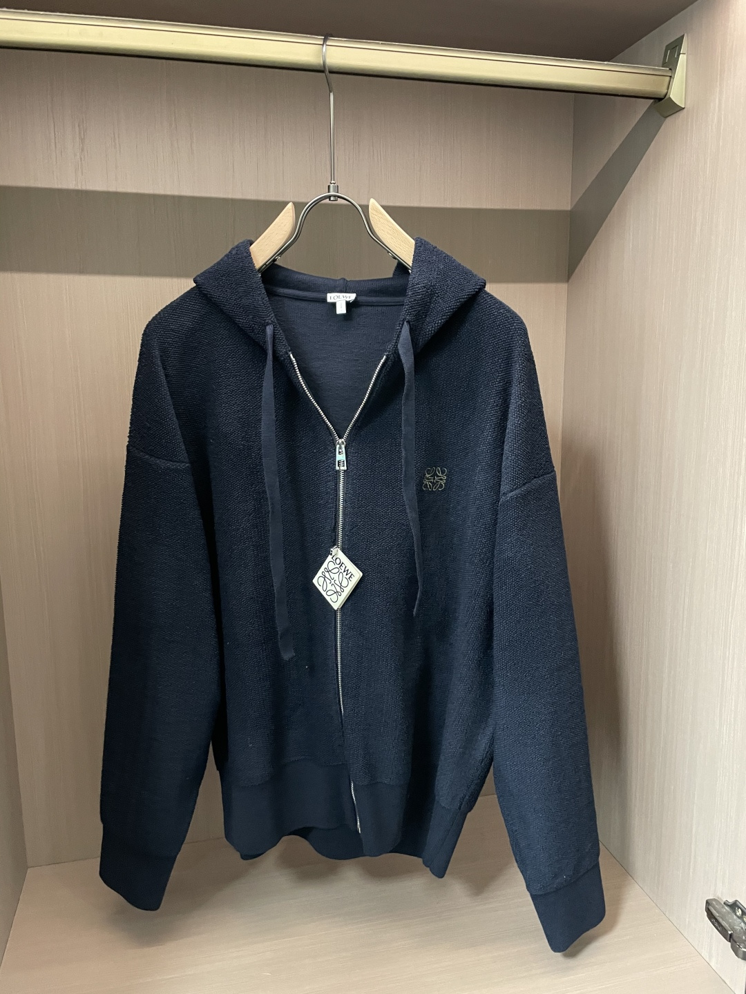 NO:692131,Loewe hot style 2025 autumn and winter, advanced customization, full of urban style, thickened cardigan sweater. Made of imported wool blended fabric, soft and delicate. Men's wardrobe is indispensable with basic models, which can be used to match various clothing anytime and anywhere to meet your daily needs. The design of the clothes is very simple, dear friends, hurry up and get it!  Size S-XL,,loewe,sweaters,19860909Loewe爆款 2025秋冬 高级定制 都市风十足 加厚款开衫毛衣. 采用进口羊毛混纺面料 柔软细腻 男人的衣柜都少不了基础款,随时随地都可以拿来搭配各种服饰 满足您日常生活需求 .衣服设计非常的简洁 , 亲们赶紧入手！ 尺码S-XL,,loewe,sweaters,,Men's clothing