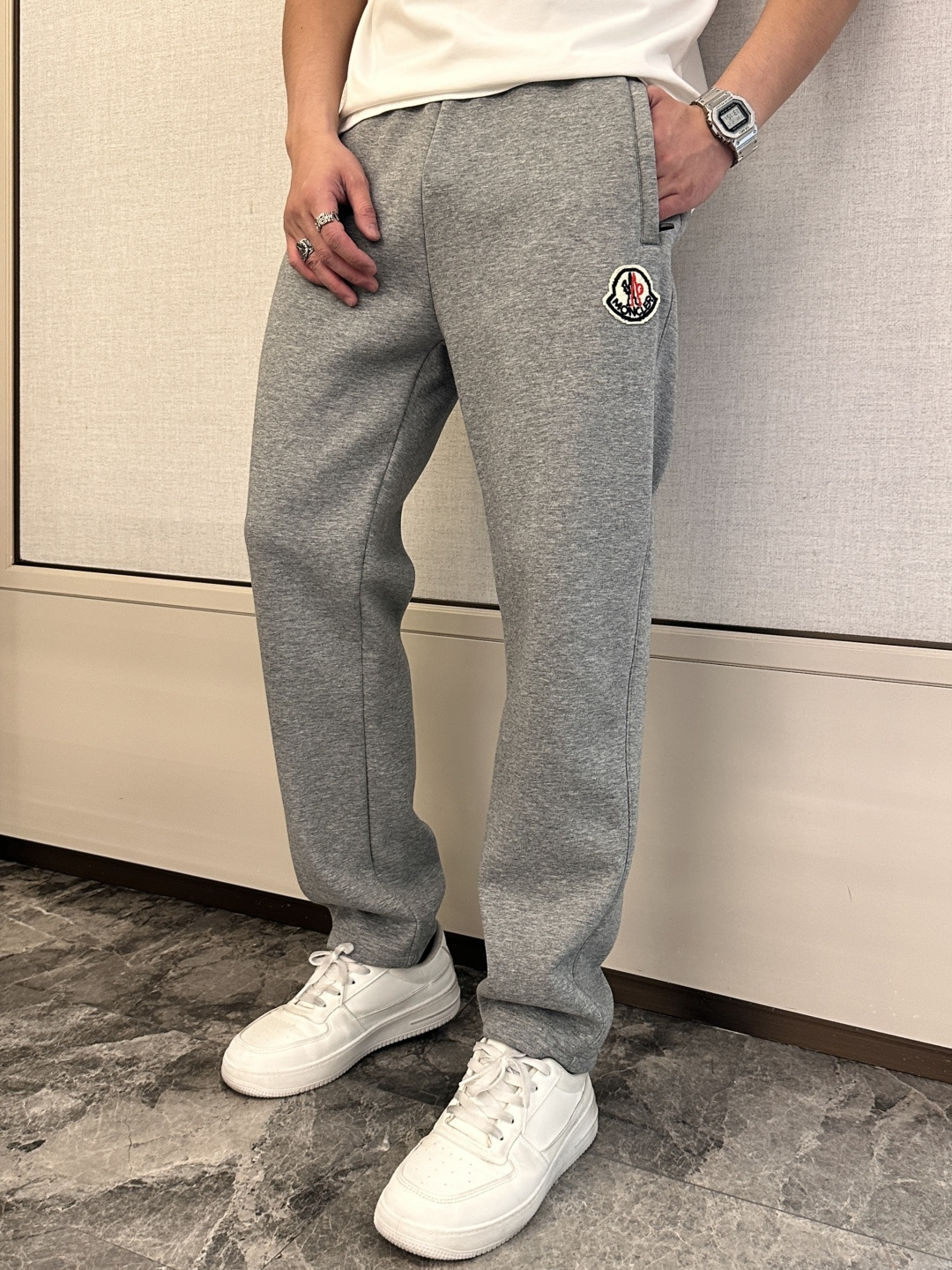 NO:692133,Mengkou 2025 autumn and winter latest casual pants with velvet lining, very warm!  The shape is great, it can repair various leg shapes very well, and it is very personalized!  Soft and sweat-wicking, extremely comfortable. The waistband of the trouser legs is customized with elastic elastic bands and original accessories details. The upper body is sporty, casual and fashionable, a must-have for leisure and travel. Sizes L-XXXXL,,Moncler,19860909蒙口 2025秋冬最新休闲裤 内里加绒,非常保暖！版型超赞,能很好的修复各种腿型,非常个性！柔软排汗,舒适度极高.裤腿腰部订制松紧橡筋、原版辅料细节.上身运动休闲时尚,出街休闲、外出旅游必备. 尺码L-XXXXL,,Moncler,,Men's clothing