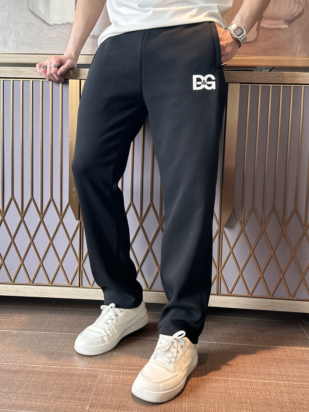 NO:692138,DG's latest casual pants for autumn and winter 2025 are lined with velvet and are very warm!  The shape is great, it can repair various leg shapes very well, and it is very personalized!  Soft and sweat-wicking, extremely comfortable. The waistband of the trouser legs is customized with elastic elastic bands and original accessories details. The upper body is sporty, casual and fashionable, a must-have for leisure and travel. Sizes L-XXXXL,,19860909DG 2025秋冬最新休闲裤 内里加绒,非常保暖！版型超赞,能很好的修复各种腿型,非常个性！柔软排汗,舒适度极高.裤腿腰部订制松紧橡筋、原版辅料细节.上身运动休闲时尚,出街休闲、外出旅游必备. 尺码L-XXXXL,,,Men's clothing