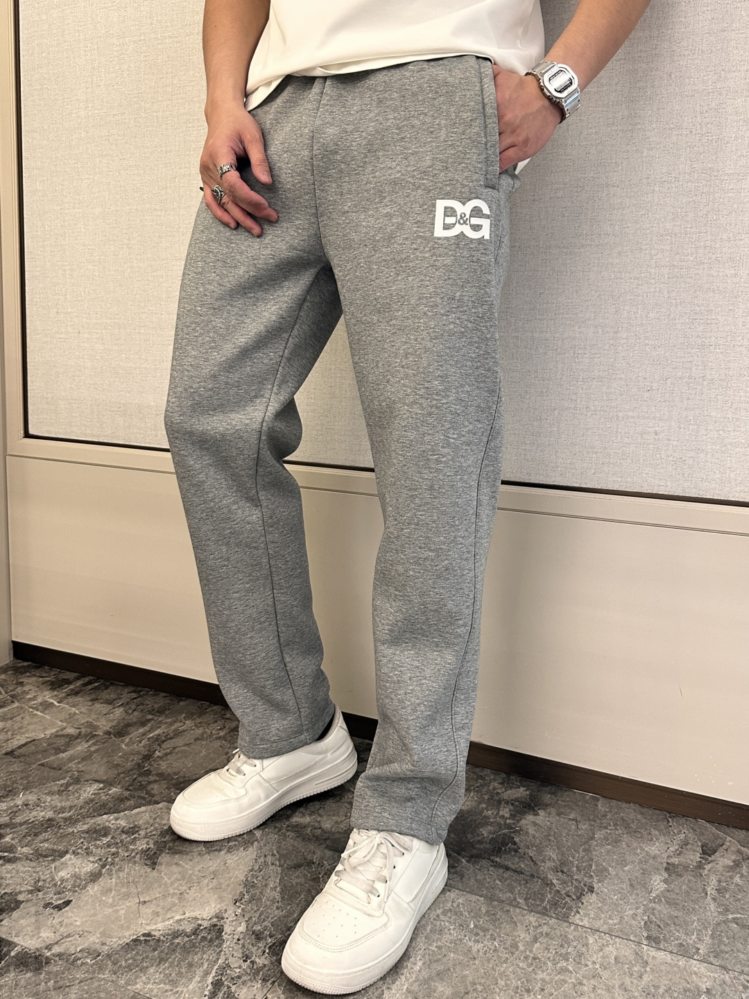 NO:692166,DG2025 autumn and winter latest casual pants are lined with velvet and are very warm!  The shape is great, it can repair various leg shapes very well, and it is very personalized!  Soft and sweat-wicking, extremely comfortable. The waistband of the trouser legs is customized with elastic elastic bands and original accessories details. The upper body is sporty, casual and fashionable, a must-have for leisure and travel. Sizes L-XXXXL,,19860909DG2025秋冬最新休闲裤 内里加绒,非常保暖！版型超赞,能很好的修复各种腿型,非常个性！柔软排汗,舒适度极高.裤腿腰部订制松紧橡筋、原版辅料细节.上身运动休闲时尚,出街休闲、外出旅游必备. 尺码L-XXXXL,,,Men's clothing