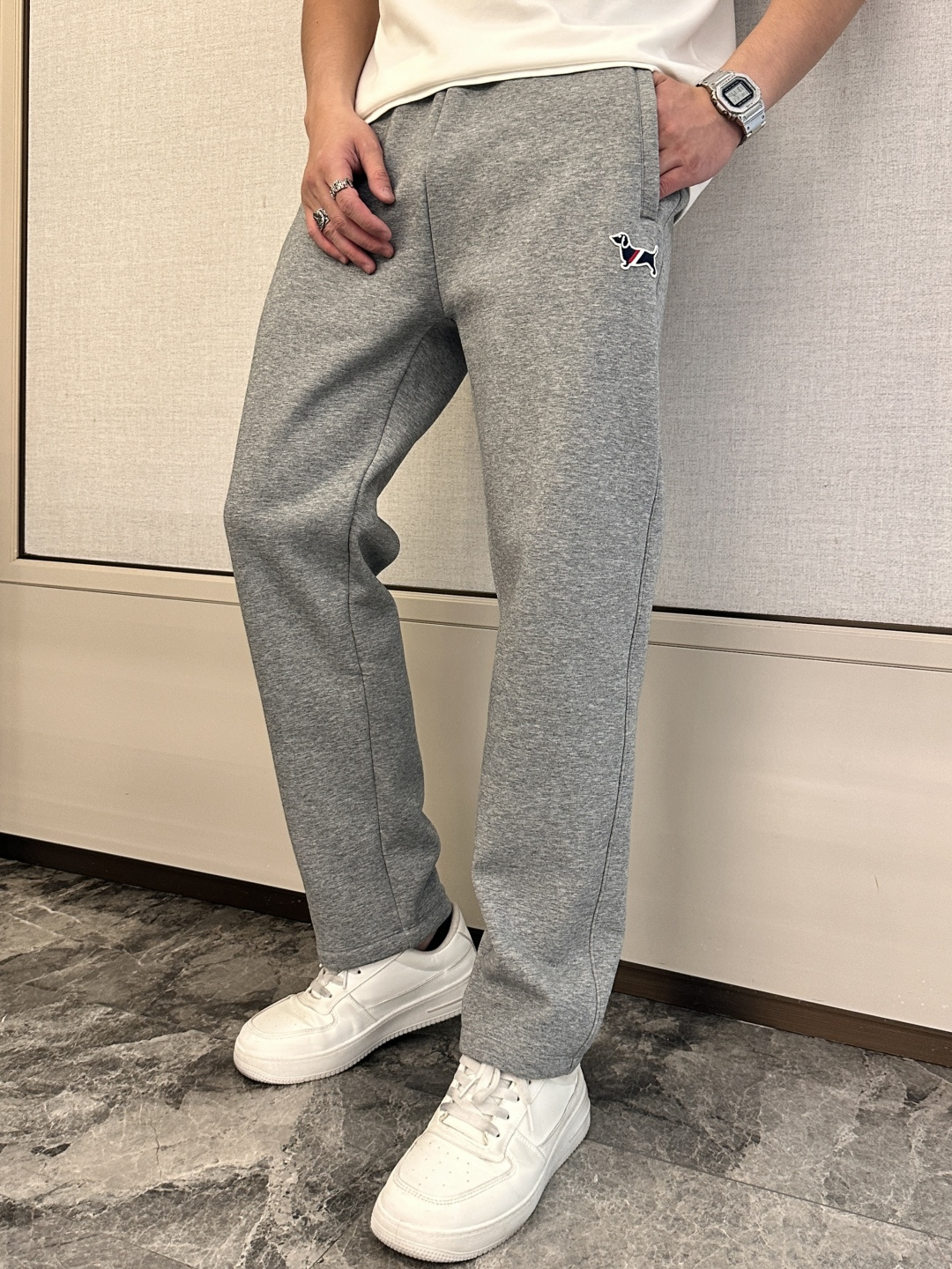 NO:692171,TB2025 autumn and winter latest casual pants are lined with velvet and are very warm!  The shape is great, it can repair various leg shapes very well, and it is very personalized!  Soft and sweat-wicking, extremely comfortable. The waistband of the trouser legs is customized with elastic elastic bands and original accessories details. The upper body is sporty, casual and fashionable, a must-have for leisure and travel. Sizes L-XXXXL,,19860909TB2025秋冬最新休闲裤 内里加绒,非常保暖！版型超赞,能很好的修复各种腿型,非常个性！柔软排汗,舒适度极高.裤腿腰部订制松紧橡筋、原版辅料细节.上身运动休闲时尚,出街休闲、外出旅游必备. 尺码L-XXXXL,,,Men's clothing