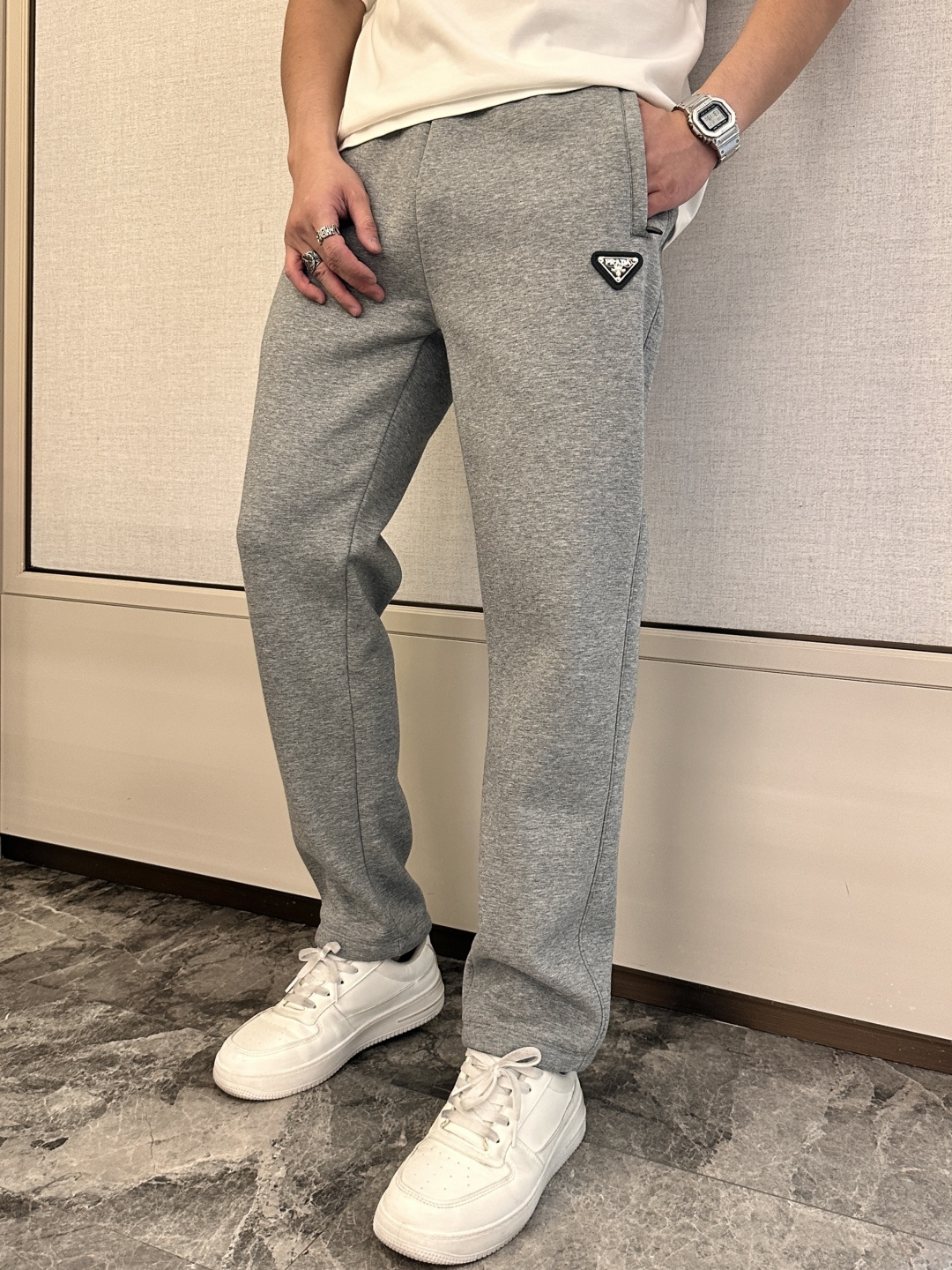 NO:692177,Prad2025 autumn and winter latest casual pants are lined with velvet and are very warm!  The shape is great, it can repair various leg shapes very well, and it is very personalized!  Soft and sweat-wicking, extremely comfortable. The waistband of the trouser legs is customized with elastic elastic bands and original accessories details. The upper body is sporty, casual and fashionable, a must-have for leisure and travel. Sizes L-XXXXL,, prada,19860909Prad2025秋冬最新休闲裤 内里加绒,非常保暖！版型超赞,能很好的修复各种腿型,非常个性！柔软排汗,舒适度极高.裤腿腰部订制松紧橡筋、原版辅料细节.上身运动休闲时尚,出街休闲、外出旅游必备. 尺码L-XXXXL,,prada,,Men's clothing