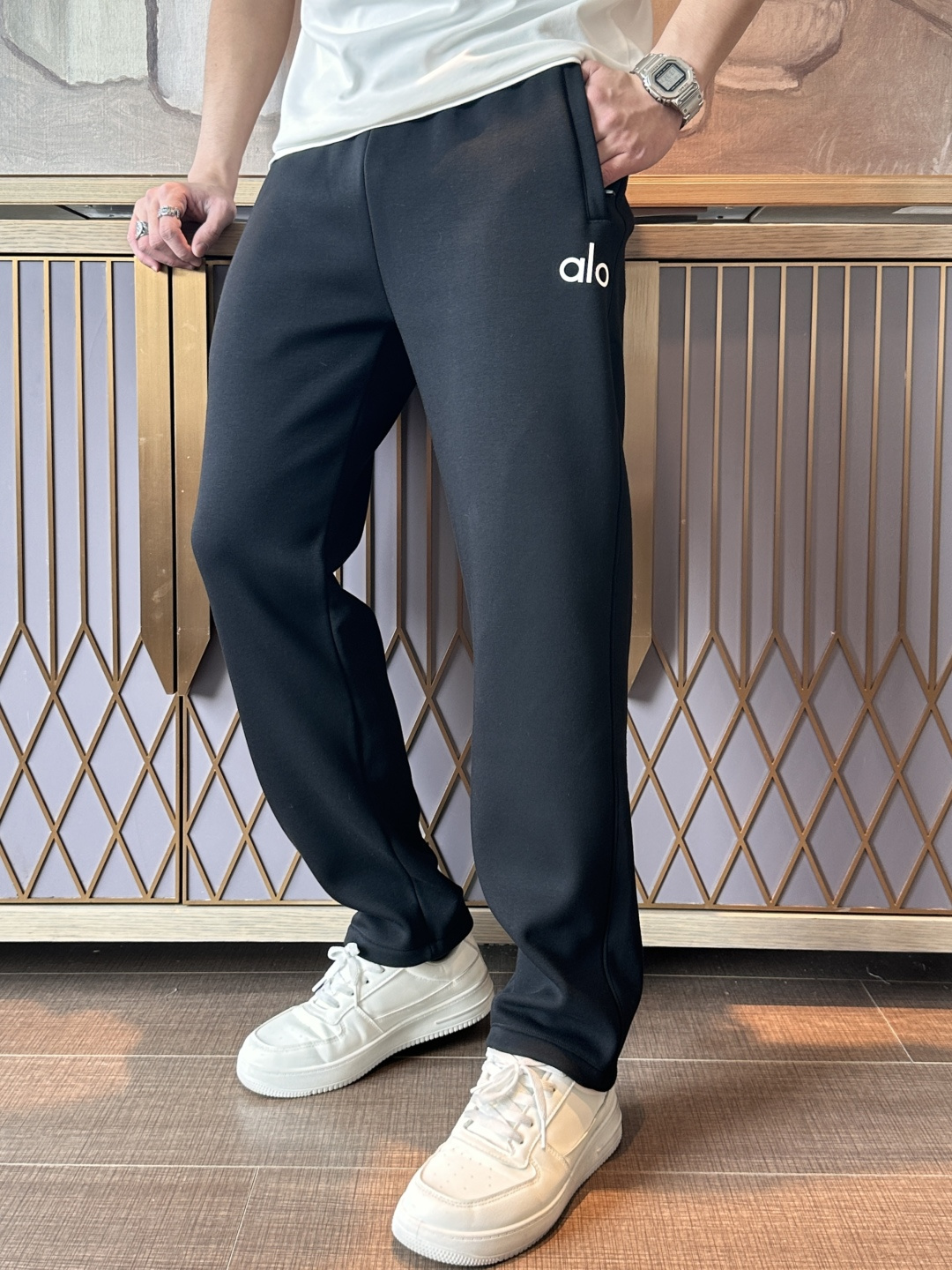 NO:692183,alo2025 autumn and winter latest casual pants with velvet lining, very warm!  The shape is great, it can repair various leg shapes very well, and it is very personalized!  Soft and sweat-wicking, extremely comfortable. The waistband of the trouser legs is customized with elastic elastic bands and original accessories details. The upper body is sporty, casual and fashionable, a must-have for leisure and travel. Sizes L-XXXXL,,19860909alo2025秋冬最新休闲裤 内里加绒,非常保暖！版型超赞,能很好的修复各种腿型,非常个性！柔软排汗,舒适度极高.裤腿腰部订制松紧橡筋、原版辅料细节.上身运动休闲时尚,出街休闲、外出旅游必备. 尺码L-XXXXL,,,Men's clothing