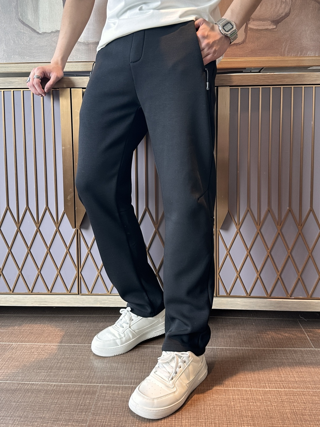 NO:692189,Descente's latest casual pants for autumn and winter 2025 are lined with velvet and are very warm!  The shape is great, it can repair various leg shapes very well, and it is very personalized!  Soft and sweat-wicking, extremely comfortable. The waistband of the trouser legs is customized with elastic elastic bands and original accessories details. The upper body is sporty, casual and fashionable, a must-have for leisure and travel. Sizes L-XXXXL,,19860909迪桑特2025秋冬最新休闲裤 内里加绒,非常保暖！版型超赞,能很好的修复各种腿型,非常个性！柔软排汗,舒适度极高.裤腿腰部订制松紧橡筋、原版辅料细节.上身运动休闲时尚,出街休闲、外出旅游必备. 尺码L-XXXXL,,,Men's clothing