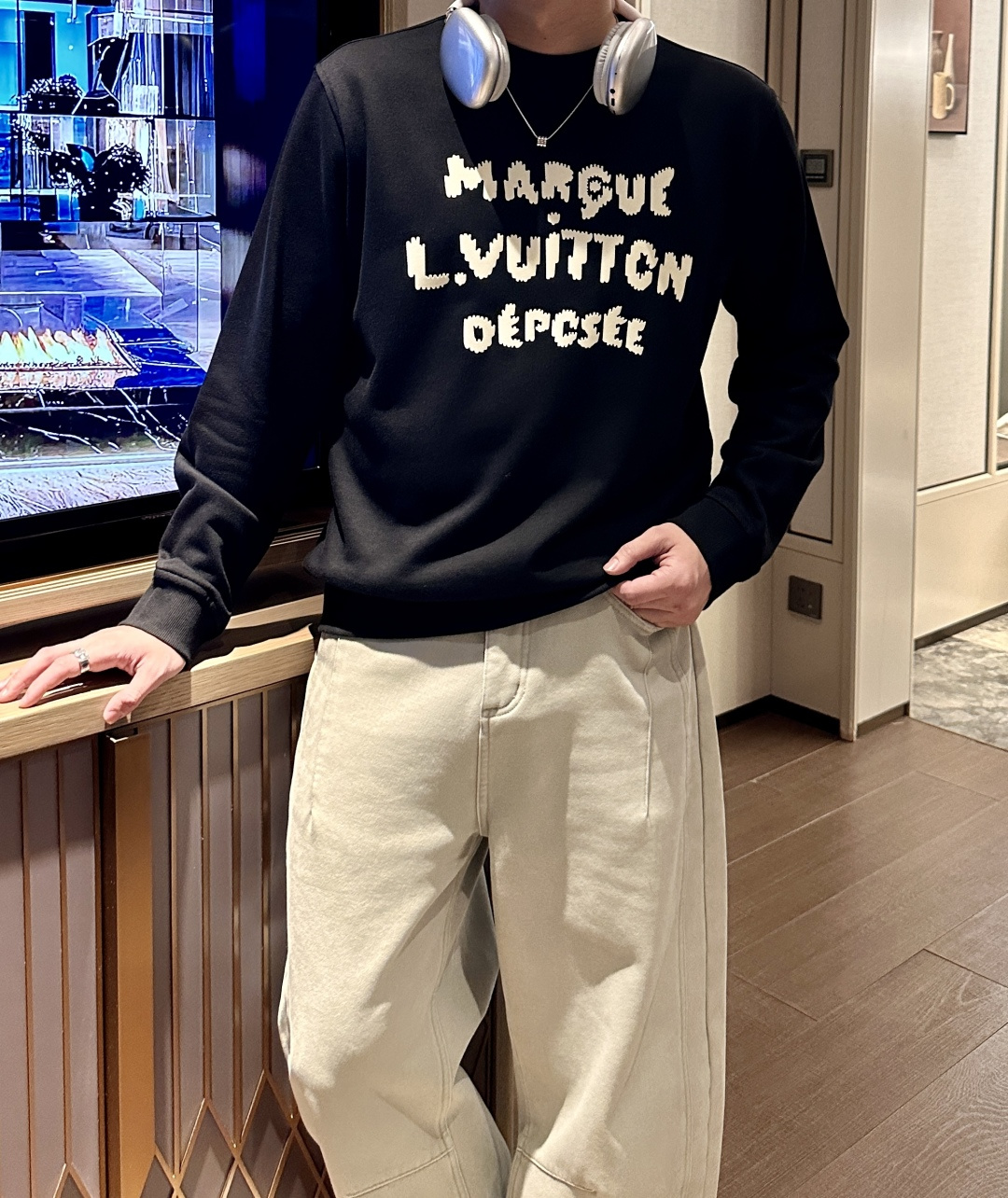 NO:692212,Lv / 2025 new autumn and winter products. Customized top-quality sweatshirt cotton. The fabric is particularly textured. It is a must-have item in winter and has good warmth retention. It can be worn by men and women. The details are in place. The version is awesome and the upper body effect is very good!  A versatile item!  Size S-4XL (height 175 150 pounds, wearing XL),,louis vuitton,hoodie,sweatshirts,19860909Lv /2025秋冬新品 定制顶级卫衣棉,面料特别有质感,冬季必备单品,保暖性好.男女通穿,细节到位,版型超赞,上身效果非常好！百搭单品！尺码S-4XL（身高175 150斤 穿XL),,louis vuitton,hoodie,sweatshirts,,Men's clothing