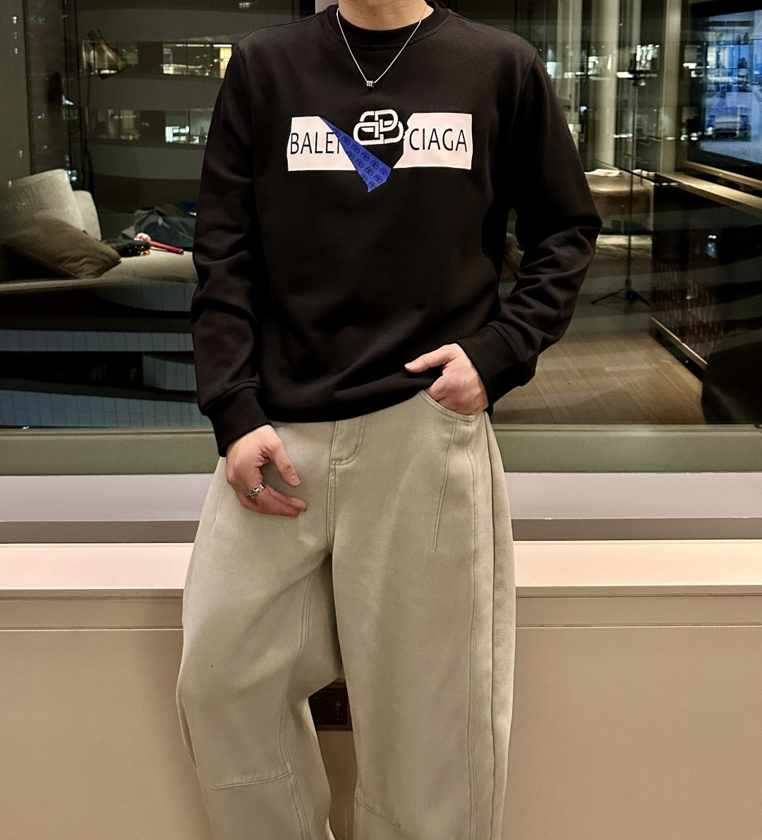 NO:692173,Balenciaga / 2025 Autumn and Winter New Products Customized top-quality sweatshirt cotton, the fabric is particularly textured, a must-have item in winter, and has good warmth retention. It can be worn by men and women, the details are in place, the version is awesome, and the upper body effect is very good!  A versatile item!  Size S-4XL (height 175 150 pounds, wearing XL),,balenciaga,hoodie,sweatshirts,19860909巴黎世家 /2025秋冬新品 定制顶级卫衣棉,面料特别有质感,冬季必备单品,保暖性好.男女通穿,细节到位,版型超赞,上身效果非常好！百搭单品！尺码S-4XL（身高175 150斤 穿XL),,balenciaga,hoodie,sweatshirts,,Men's clothing