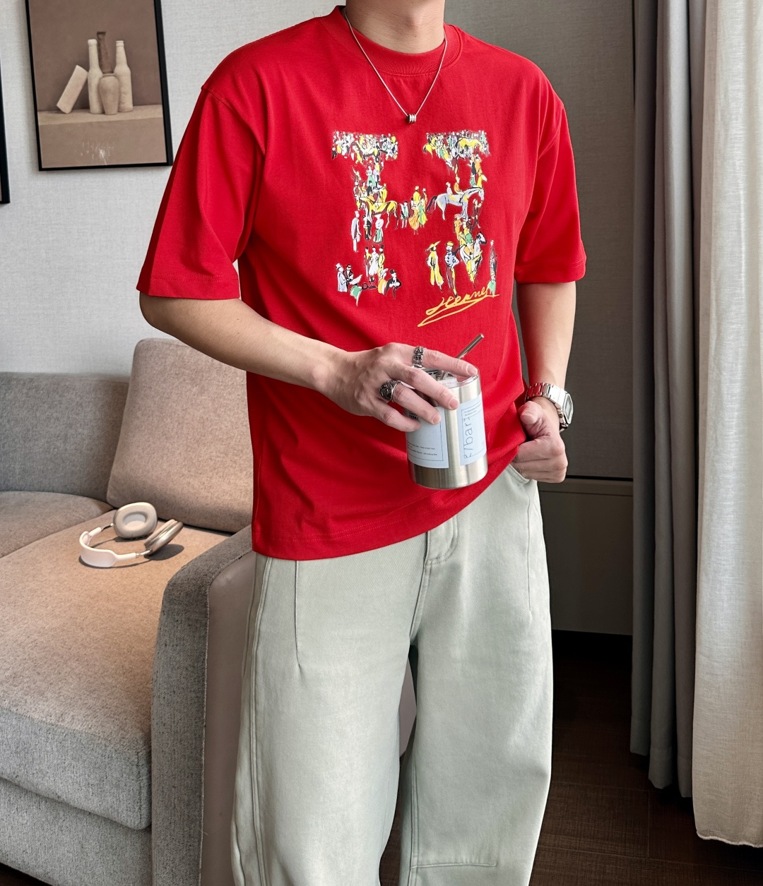 NO:692198,AIS 2026 Spring and Summer Style/Official website synchronized. The fabric is made of heavyweight pure cotton combed cotton fabric, OS loose version, and the upper body shape is super correct!  Versatile for everyday use, a wardrobe essential!  Size S-3XL (the version is too large) Size/Part S M L19860909爱仕 2026春夏款/官网同步 面料采用重磅纯棉精梳棉面料,OS宽松版型,上身版型超正！日常百搭,衣橱必备单品！ 尺码 S-3XL（版型偏大） 码数/部位S M L XL 2XL 3XL 肩宽 52 54 56 57 59 60 衣长70 72.75.78.82.85. 胸围 54 56.58.60.62.64. 袖长24 26 27 28 29 30,,,Men's clothing