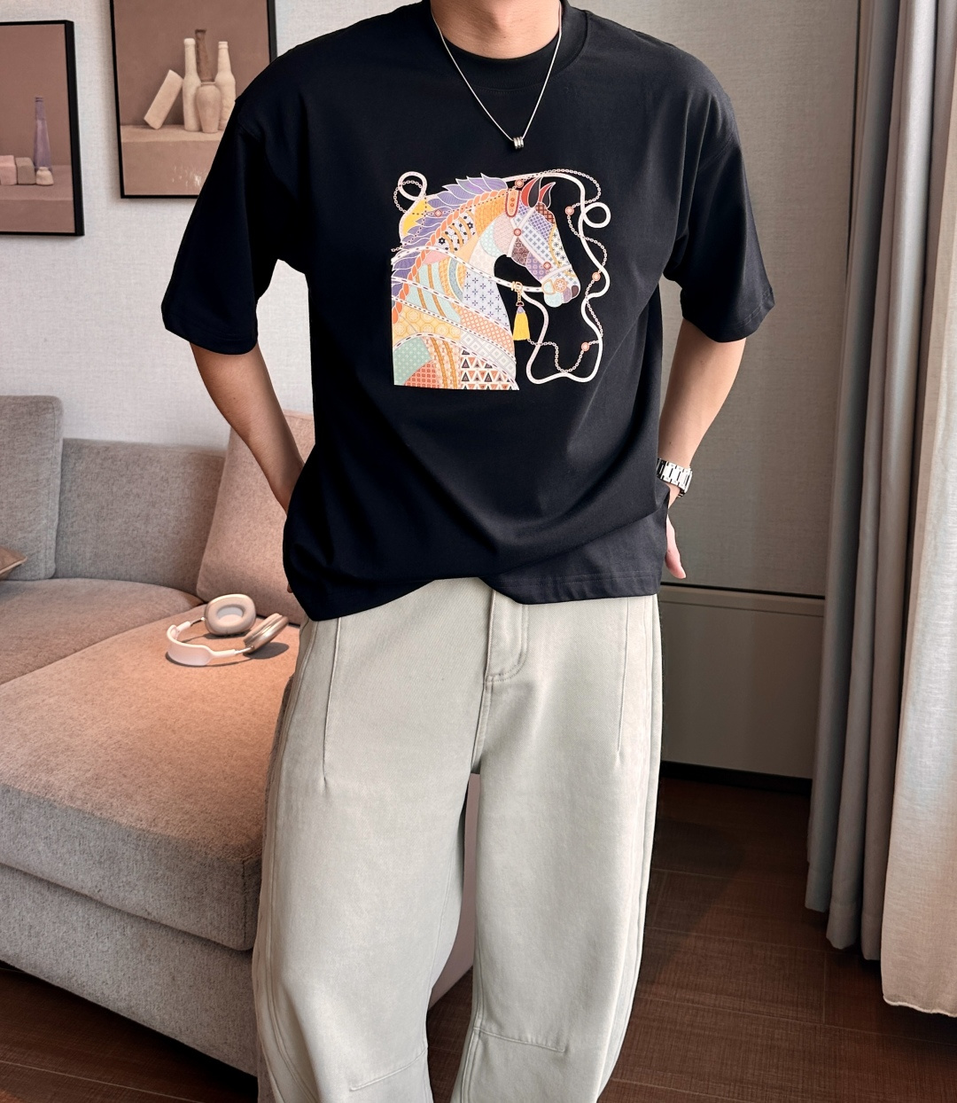 NO:692205,AIS 2026 Spring and Summer Style/Official website synchronized. The fabric is made of heavyweight pure cotton combed cotton fabric, OS loose version, and the upper body shape is super correct!  Versatile for everyday use, a wardrobe essential!  Size S-3XL (the version is too large) Size/Part S M L19860909爱仕 2026春夏款/官网同步 面料采用重磅纯棉精梳棉面料,OS宽松版型,上身版型超正！日常百搭,衣橱必备单品！ 尺码 S-3XL（版型偏大） 码数/部位S M L XL 2XL 3XL 肩宽 52 54 56 57 59 60 衣长70 72.75.78.82.85. 胸围 54 56.58.60.62.64. 袖长24 26 27 28 29 30,,,Men's clothing