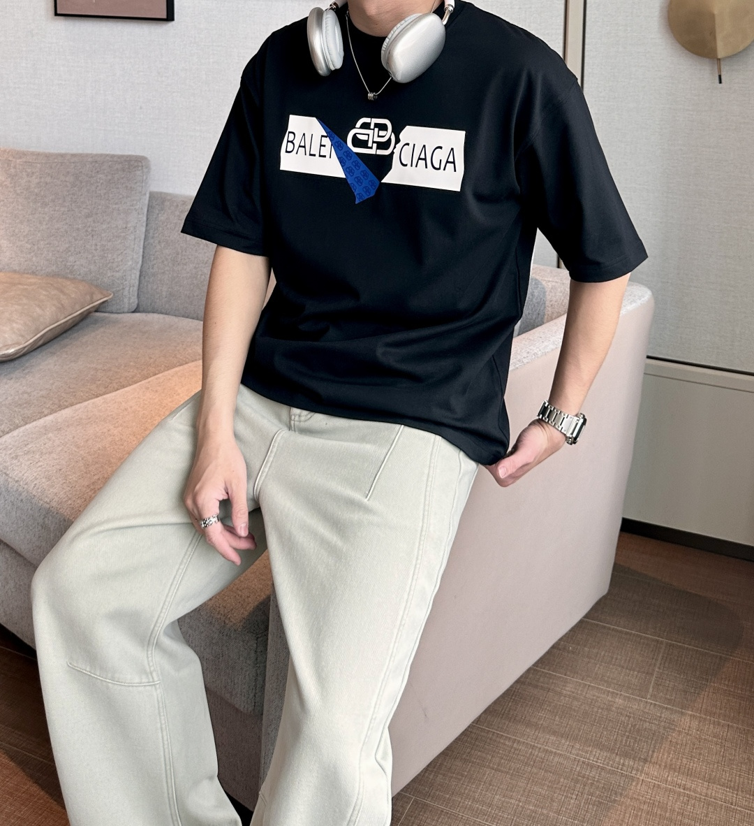 NO:692210,Balenciaga 2026 Spring and Summer Style/Official website synchronized. The fabric is made of heavyweight pure cotton combed cotton fabric, OS loose version, and the upper body shape is super correct!  Versatile for everyday use, a wardrobe essential!  Size S-3XL (the version is too large) Size/Part S M L  30,,balenciaga,19860909巴黎世家 2026春夏款/官网同步 面料采用重磅纯棉精梳棉面料,OS宽松版型,上身版型超正！日常百搭,衣橱必备单品！ 尺码 S-3XL（版型偏大） 码数/部位S M L XL 2XL 3XL 肩宽 52 54 56 57 59 60 衣长70 72.75.78.82.85. 胸围 54 56.58.60.62.64. 袖长24 26 27 28 29 30,,balenciaga,,Men's clothing