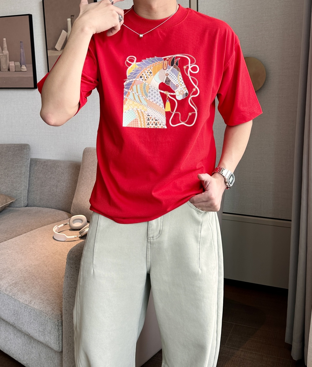 NO:692213,AIS 2026 Spring and Summer Style/Official website synchronized. The fabric is made of heavyweight pure cotton combed cotton fabric, OS loose version, and the upper body shape is super correct!  Versatile for everyday use, a wardrobe essential!  Size S-3XL (the version is too large) Size/Part S M L19860909爱仕 2026春夏款/官网同步 面料采用重磅纯棉精梳棉面料,OS宽松版型,上身版型超正！日常百搭,衣橱必备单品！ 尺码 S-3XL（版型偏大） 码数/部位S M L XL 2XL 3XL 肩宽 52 54 56 57 59 60 衣长70 72.75.78.82.85. 胸围 54 56.58.60.62.64. 袖长24 26 27 28 29 30,,,Men's clothing