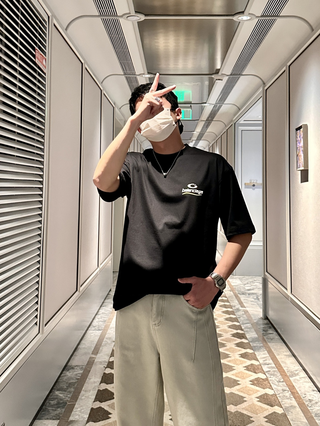 NO:692217,Balenciaga 2026 Spring and Summer Style/Official website synchronized. The fabric is made of heavyweight pure cotton combed cotton fabric, OS loose version, and the upper body shape is super correct!  Versatile for everyday use, a wardrobe essential!  Size S-3XL (the version is too large) Size/Part S M L  30,,balenciaga,19860909巴黎世家 2026春夏款/官网同步 面料采用重磅纯棉精梳棉面料,OS宽松版型,上身版型超正！日常百搭,衣橱必备单品！ 尺码 S-3XL（版型偏大） 码数/部位S M L XL 2XL 3XL 肩宽 52 54 56 57 59 60 衣长70 72.75.78.82.85. 胸围 54 56.58.60.62.64. 袖长24 26 27 28 29 30,,balenciaga,,Men's clothing