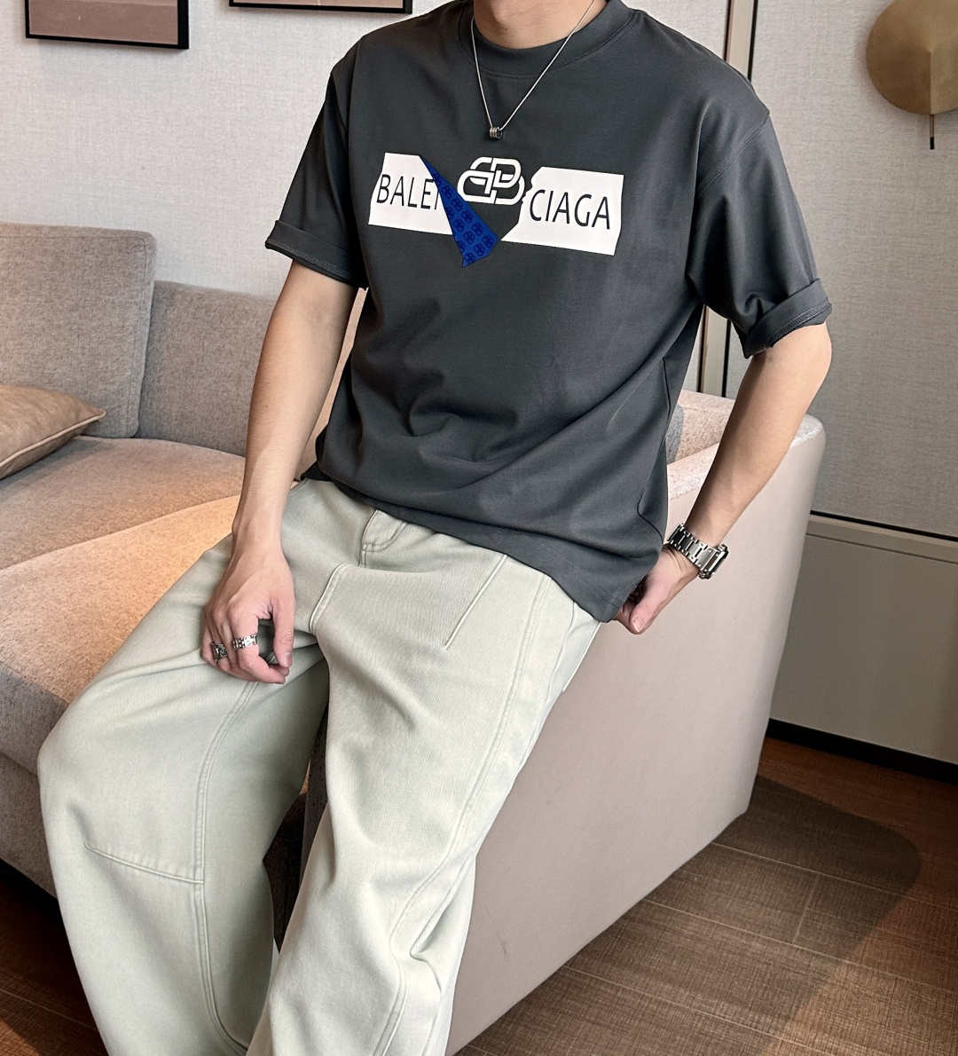 NO:692172,Balenciaga 2026 Spring and Summer Style/Official website synchronized. The fabric is made of heavyweight pure cotton combed cotton fabric, OS loose version, and the upper body shape is super correct!  Versatile for everyday use, a wardrobe essential!  Size S-3XL (the version is too large) Size/Part S M L  30,,balenciaga,19860909巴黎世家 2026春夏款/官网同步 面料采用重磅纯棉精梳棉面料,OS宽松版型,上身版型超正！日常百搭,衣橱必备单品！ 尺码 S-3XL（版型偏大） 码数/部位S M L XL 2XL 3XL 肩宽 52 54 56 57 59 60 衣长70 72.75.78.82.85. 胸围 54 56.58.60.62.64. 袖长24 26 27 28 29 30,,balenciaga,,Men's clothing