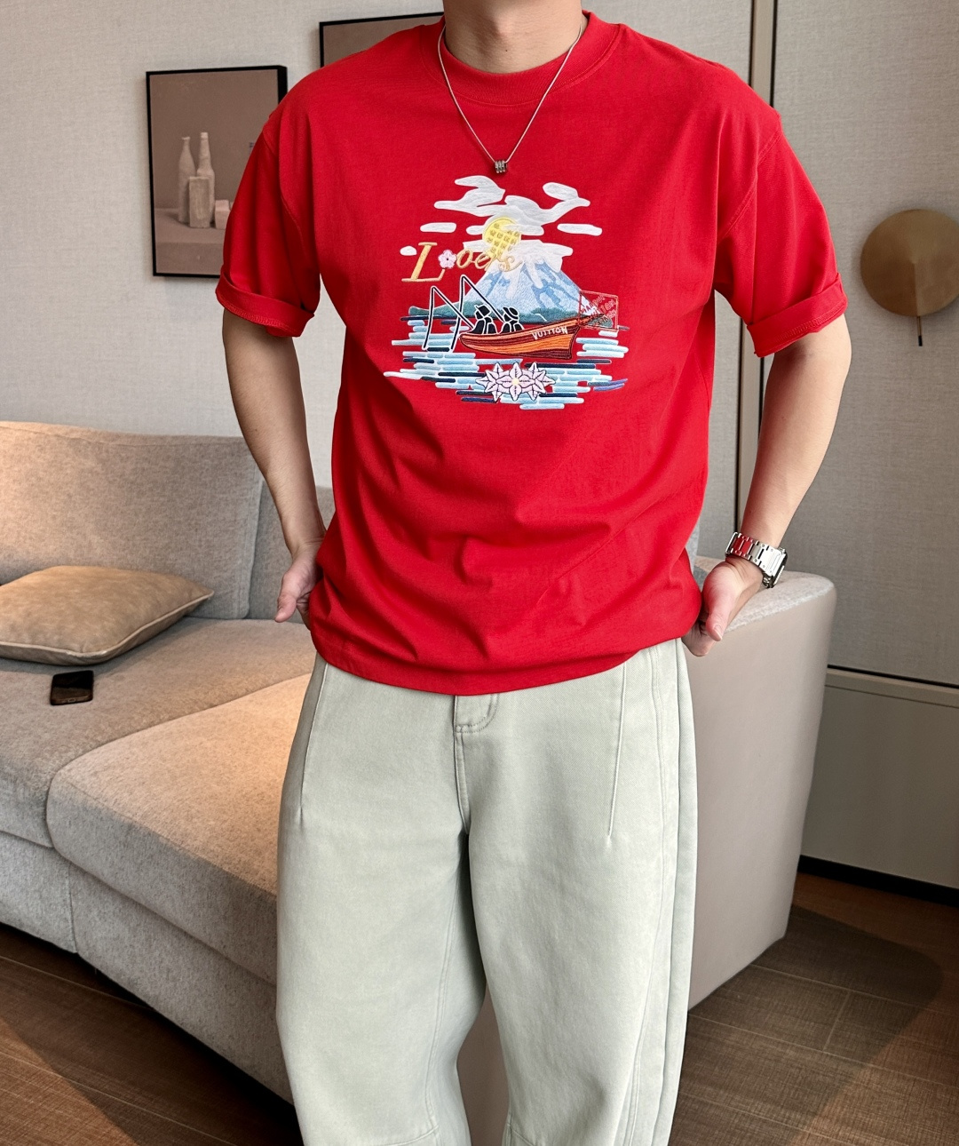 NO:692170,Lv 2026 Spring and Summer Style/Official website synchronized. The fabric is made of heavyweight pure cotton combed cotton fabric, OS loose version, and the upper body shape is super correct!  Versatile for everyday use, a wardrobe essential!  Size S-3XL (the version is too large) Size/Part S M L  30,,louis vuitton,19860909Lv 2026春夏款/官网同步 面料采用重磅纯棉精梳棉面料,OS宽松版型,上身版型超正！日常百搭,衣橱必备单品！ 尺码 S-3XL（版型偏大） 码数/部位S M L XL 2XL 3XL 肩宽 52 54 56 57 59 60 衣长70 72.75.78.82.85. 胸围 54 56.58.60.62.64. 袖长24 26 27 28 29 30,,louis vuitton,,Men's clothing