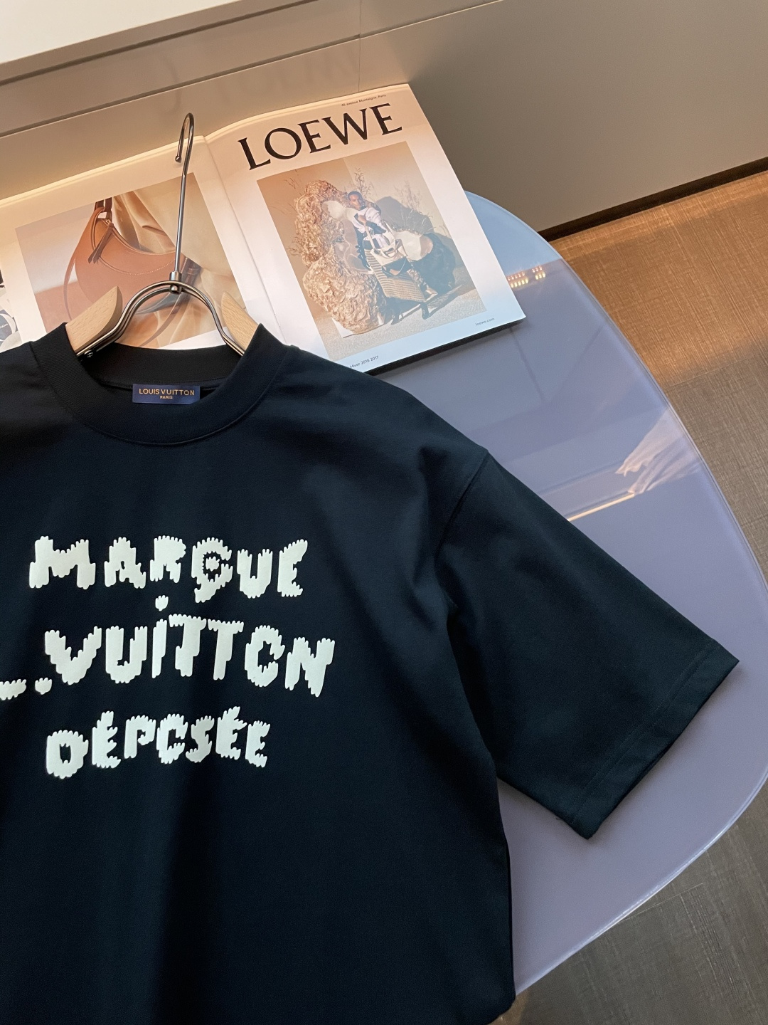 . Lv2026春夏款/官网同步面料采用重磅纯棉精梳棉面料，OS宽松版型，上身版型超正！日常百搭，衣橱必