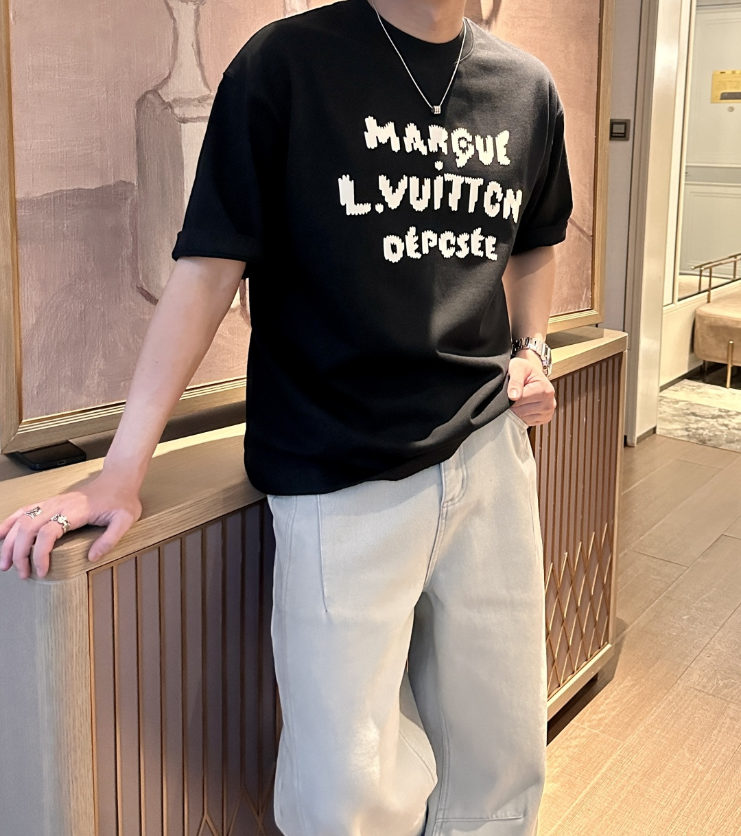 . Lv2026春夏款/官网同步面料采用重磅纯棉精梳棉面料，OS宽松版型，上身版型超正！日常百搭，衣橱必