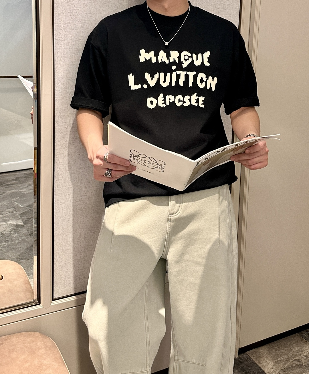 . Lv2026春夏款/官网同步面料采用重磅纯棉精梳棉面料，OS宽松版型，上身版型超正！日常百搭，衣橱必