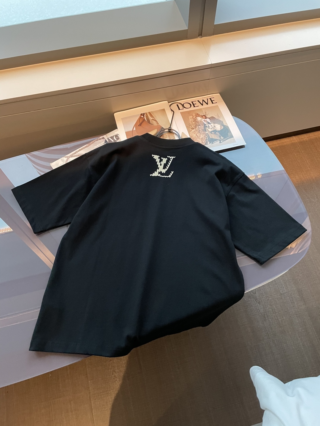 . Lv2026春夏款/官网同步面料采用重磅纯棉精梳棉面料，OS宽松版型，上身版型超正！日常百搭，衣橱必