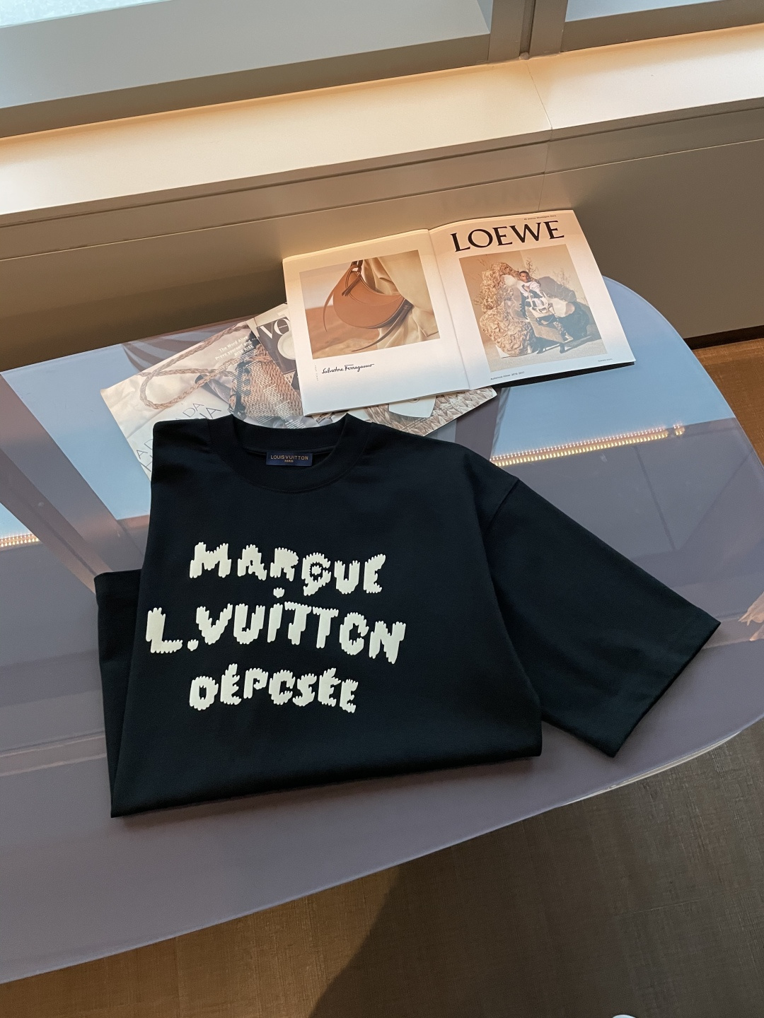 . Lv2026春夏款/官网同步面料采用重磅纯棉精梳棉面料，OS宽松版型，上身版型超正！日常百搭，衣橱必