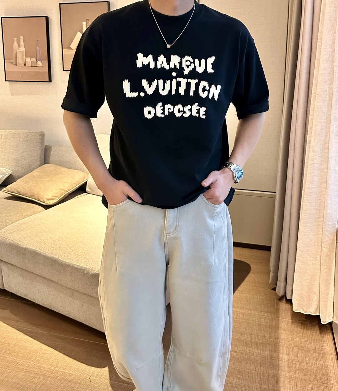 . Lv2026春夏款/官网同步面料采用重磅纯棉精梳棉面料，OS宽松版型，上身版型超正！日常百搭，衣橱必