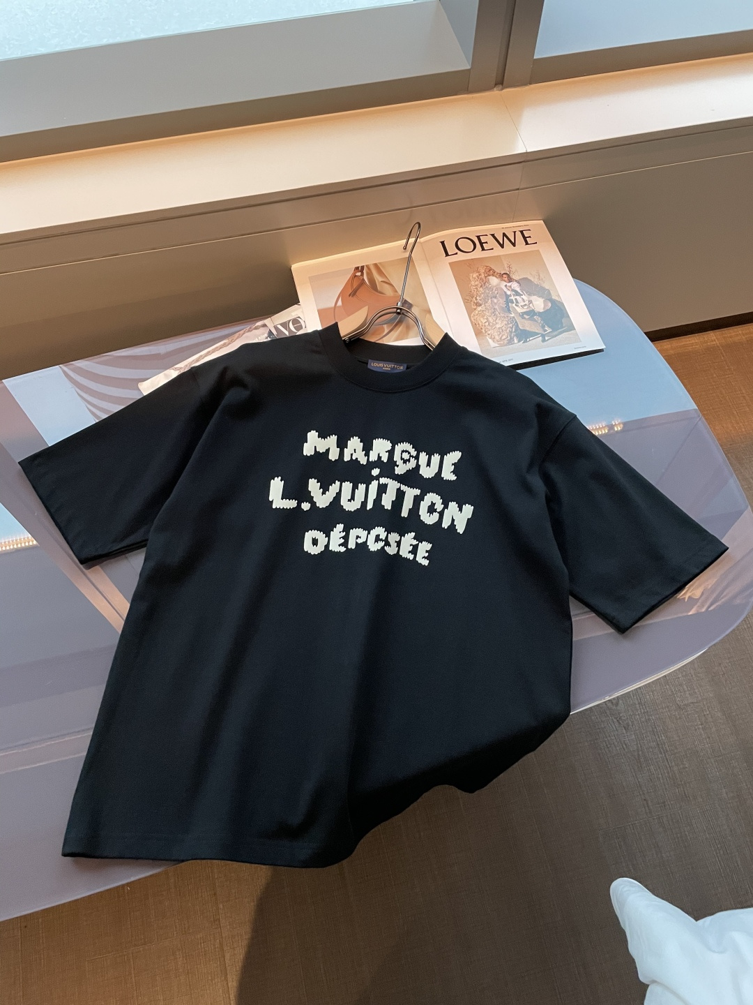 . Lv2026春夏款/官网同步面料采用重磅纯棉精梳棉面料，OS宽松版型，上身版型超正！日常百搭，衣橱必