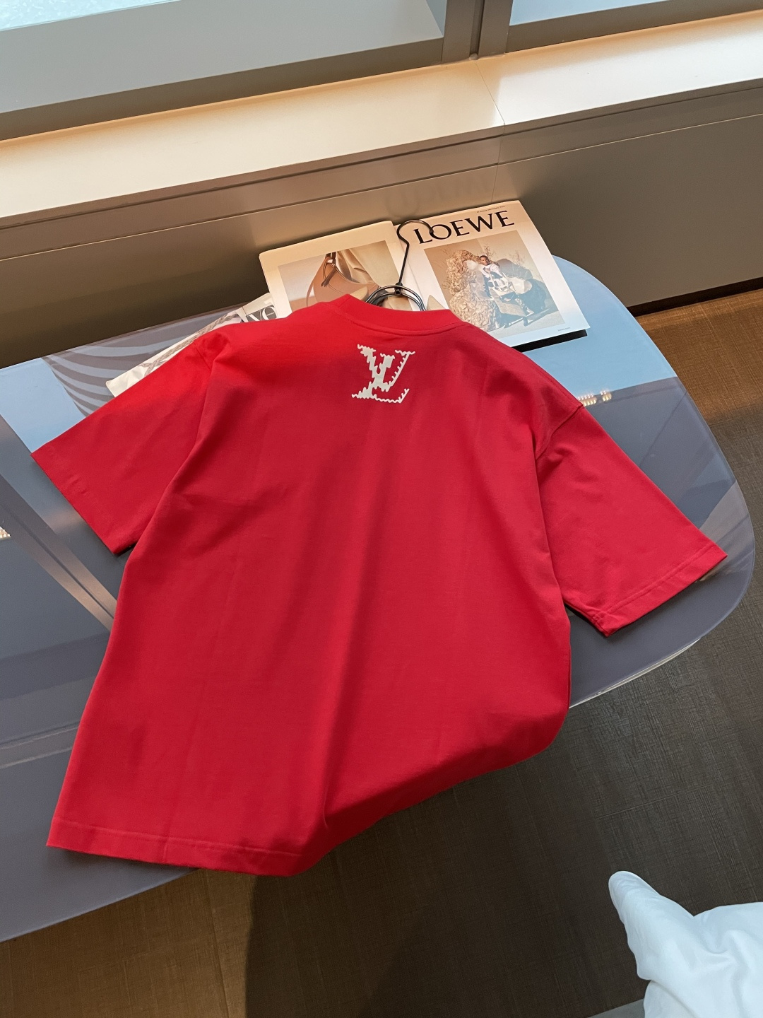 . Lv2026春夏款/官网同步面料采用重磅纯棉精梳棉面料，OS宽松版型，上身版型超正！日常百搭，衣橱必