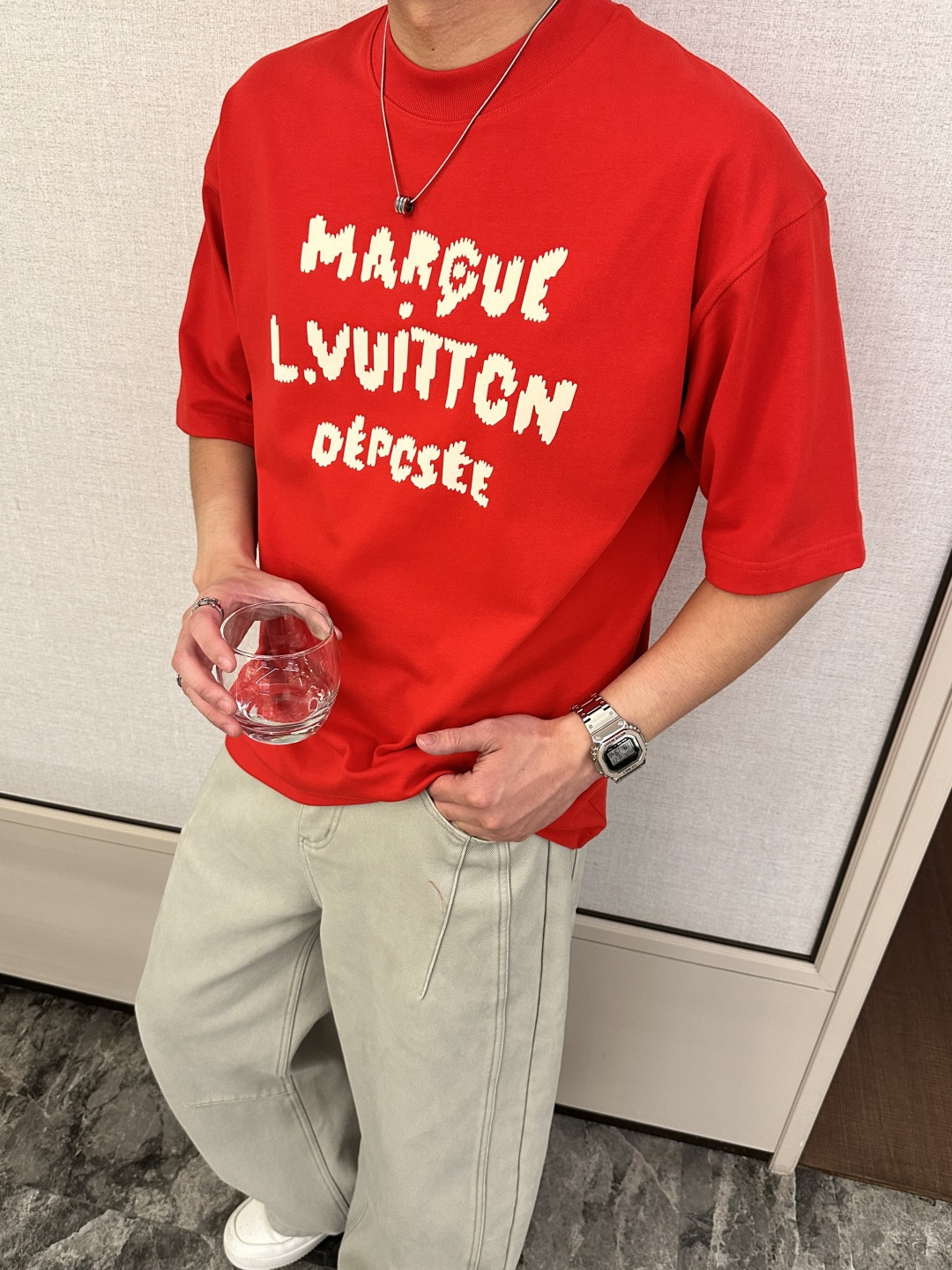 . Lv2026春夏款/官网同步面料采用重磅纯棉精梳棉面料，OS宽松版型，上身版型超正！日常百搭，衣橱必