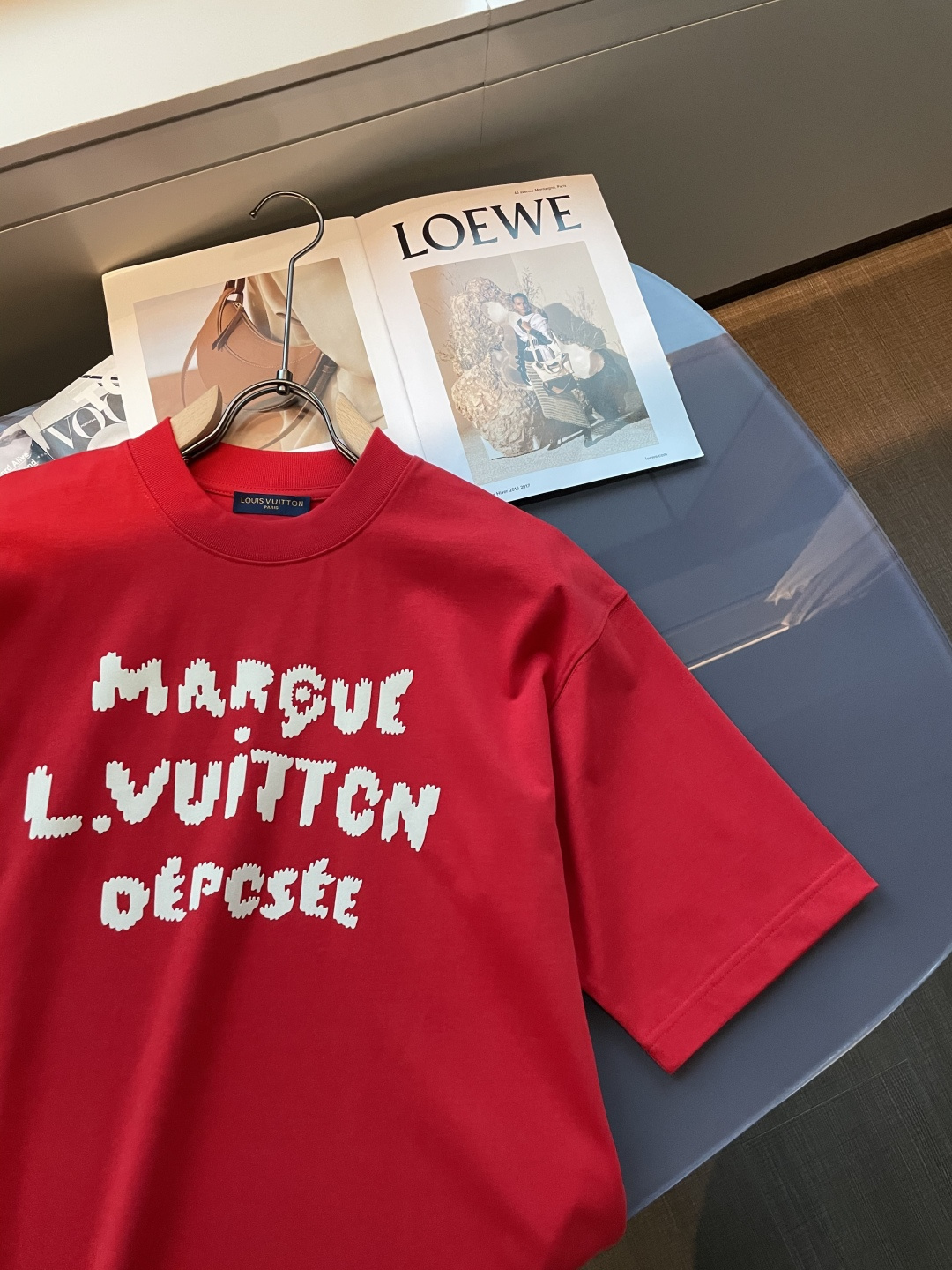 . Lv2026春夏款/官网同步面料采用重磅纯棉精梳棉面料，OS宽松版型，上身版型超正！日常百搭，衣橱必