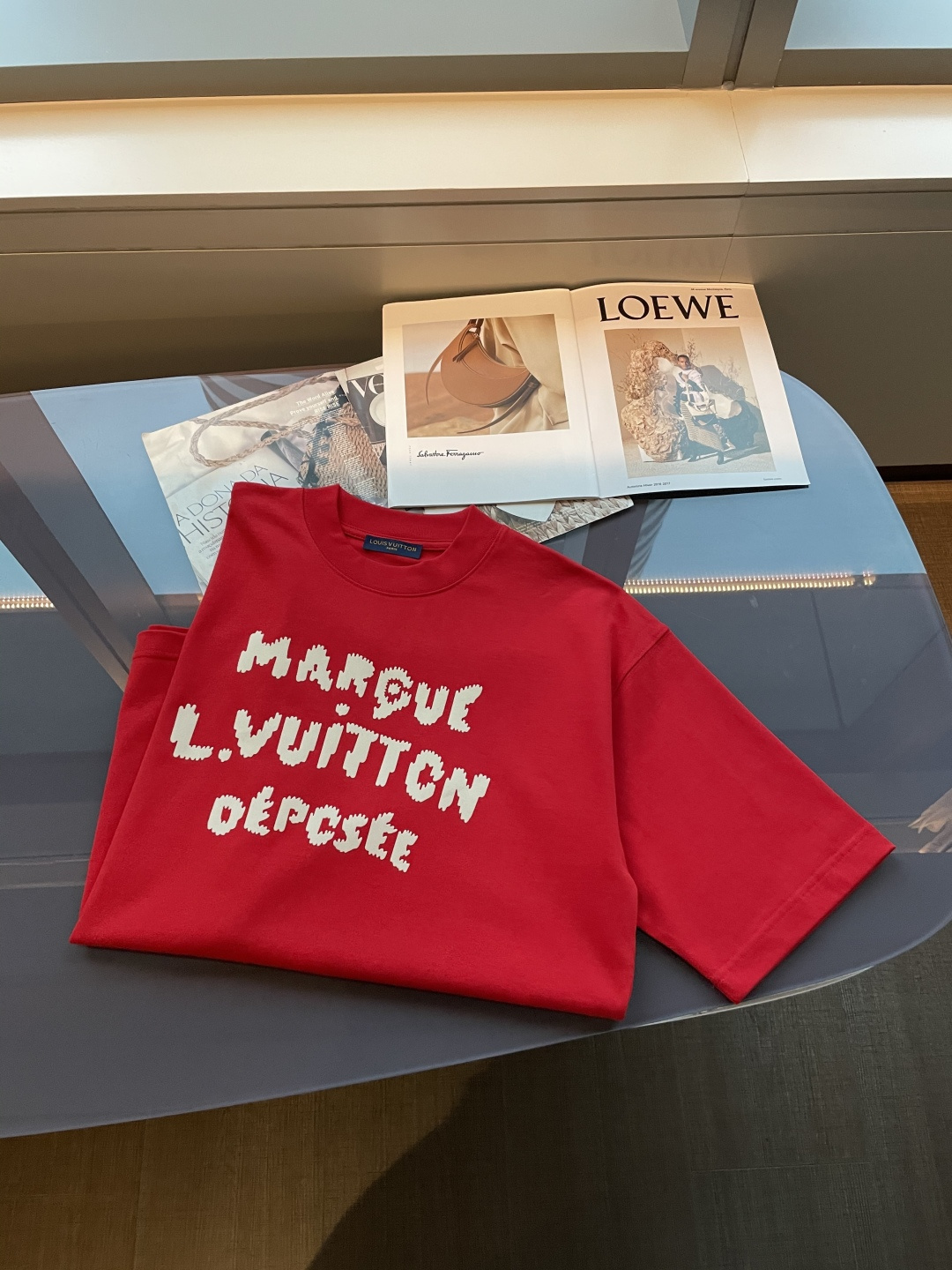 . Lv2026春夏款/官网同步面料采用重磅纯棉精梳棉面料，OS宽松版型，上身版型超正！日常百搭，衣橱必