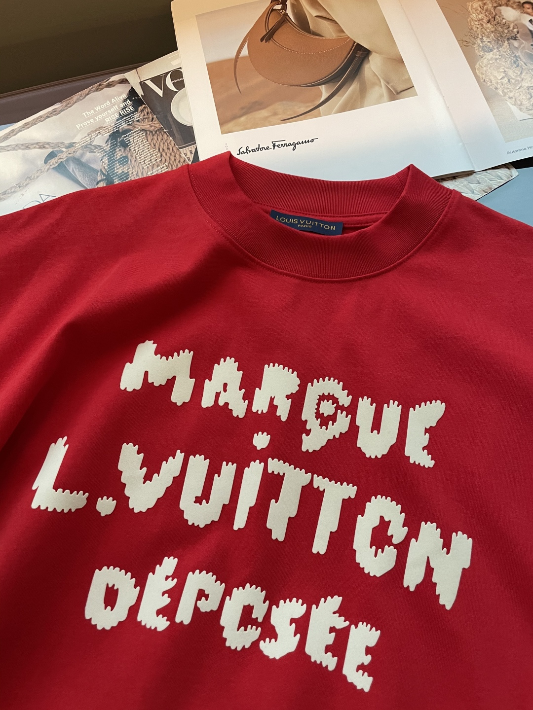 . Lv2026春夏款/官网同步面料采用重磅纯棉精梳棉面料，OS宽松版型，上身版型超正！日常百搭，衣橱必