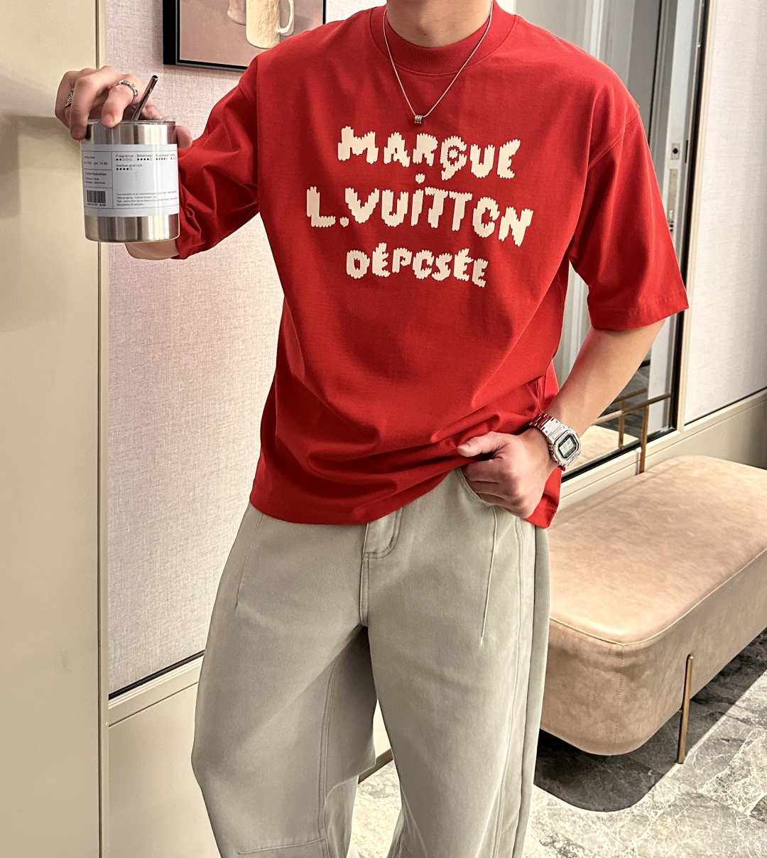 . Lv2026春夏款/官网同步面料采用重磅纯棉精梳棉面料，OS宽松版型，上身版型超正！日常百搭，衣橱必