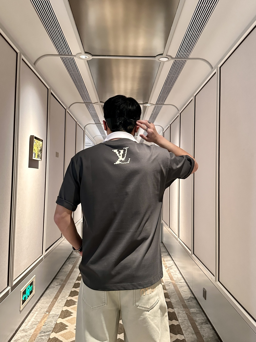 . Lv2026春夏款/官网同步面料采用重磅纯棉精梳棉面料，OS宽松版型，上身版型超正！日常百搭，衣橱必